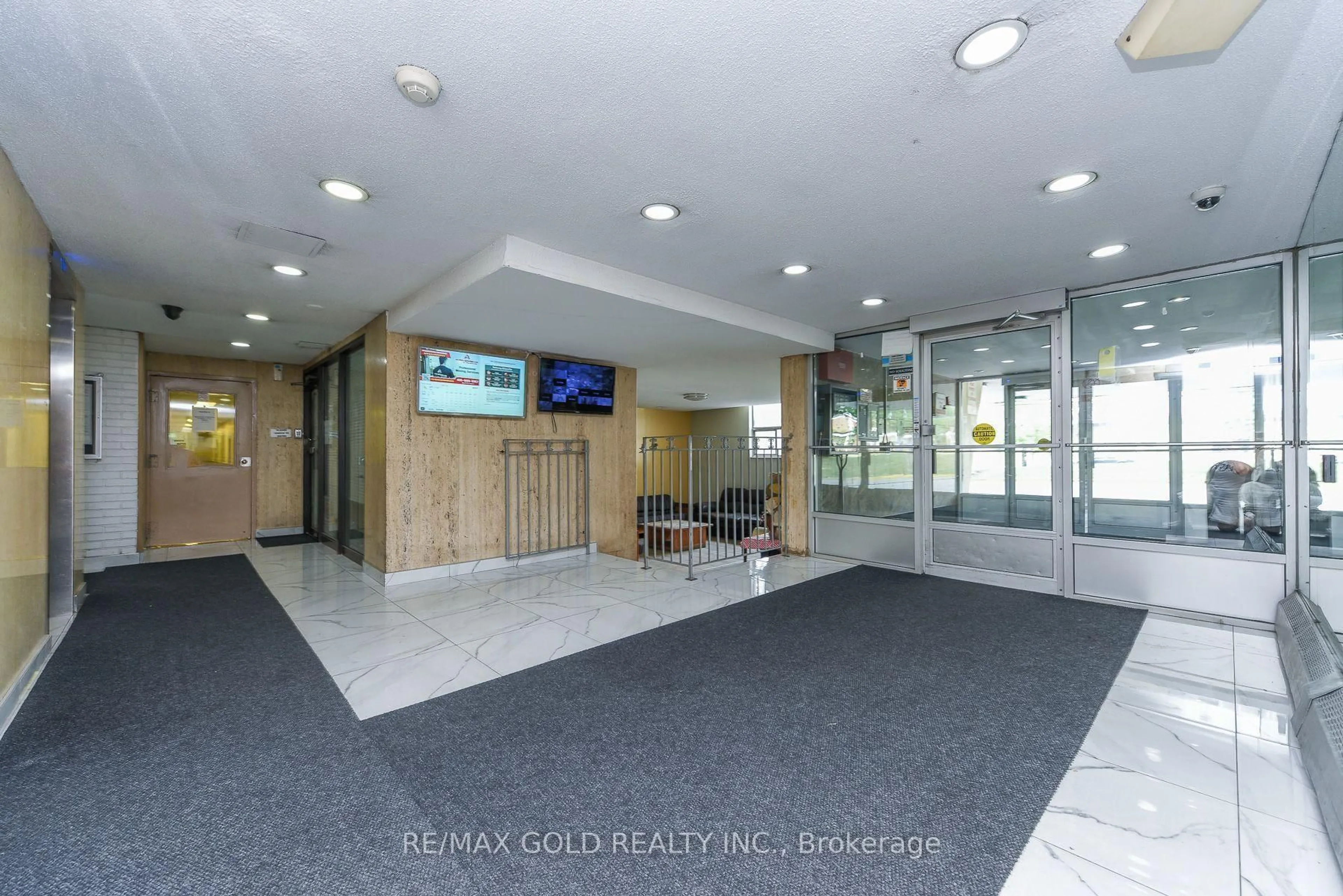 Indoor foyer for 2645 Kipling Ave #812, Toronto Ontario M9V 3S6