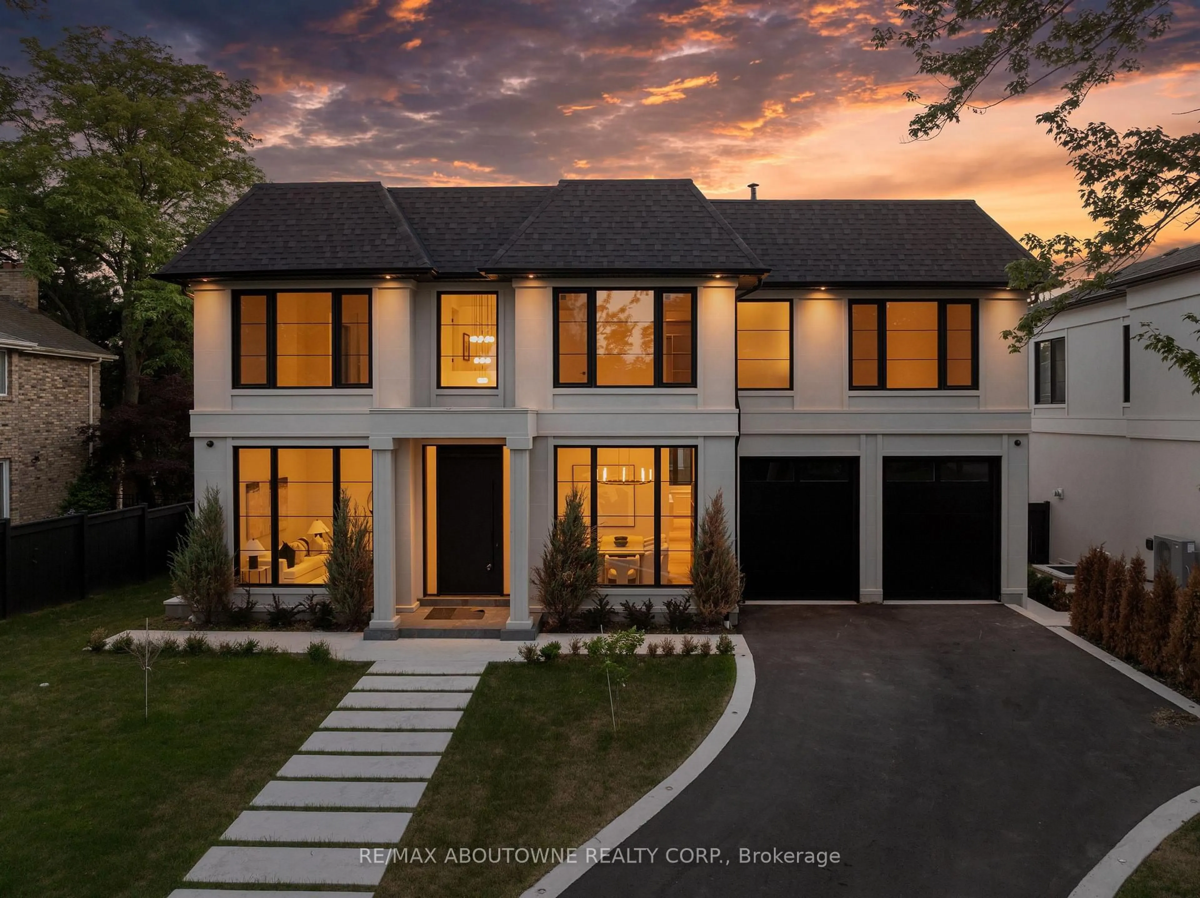 Home with brick exterior material, street for 146 Third Line, Oakville Ontario L6L 3Z8