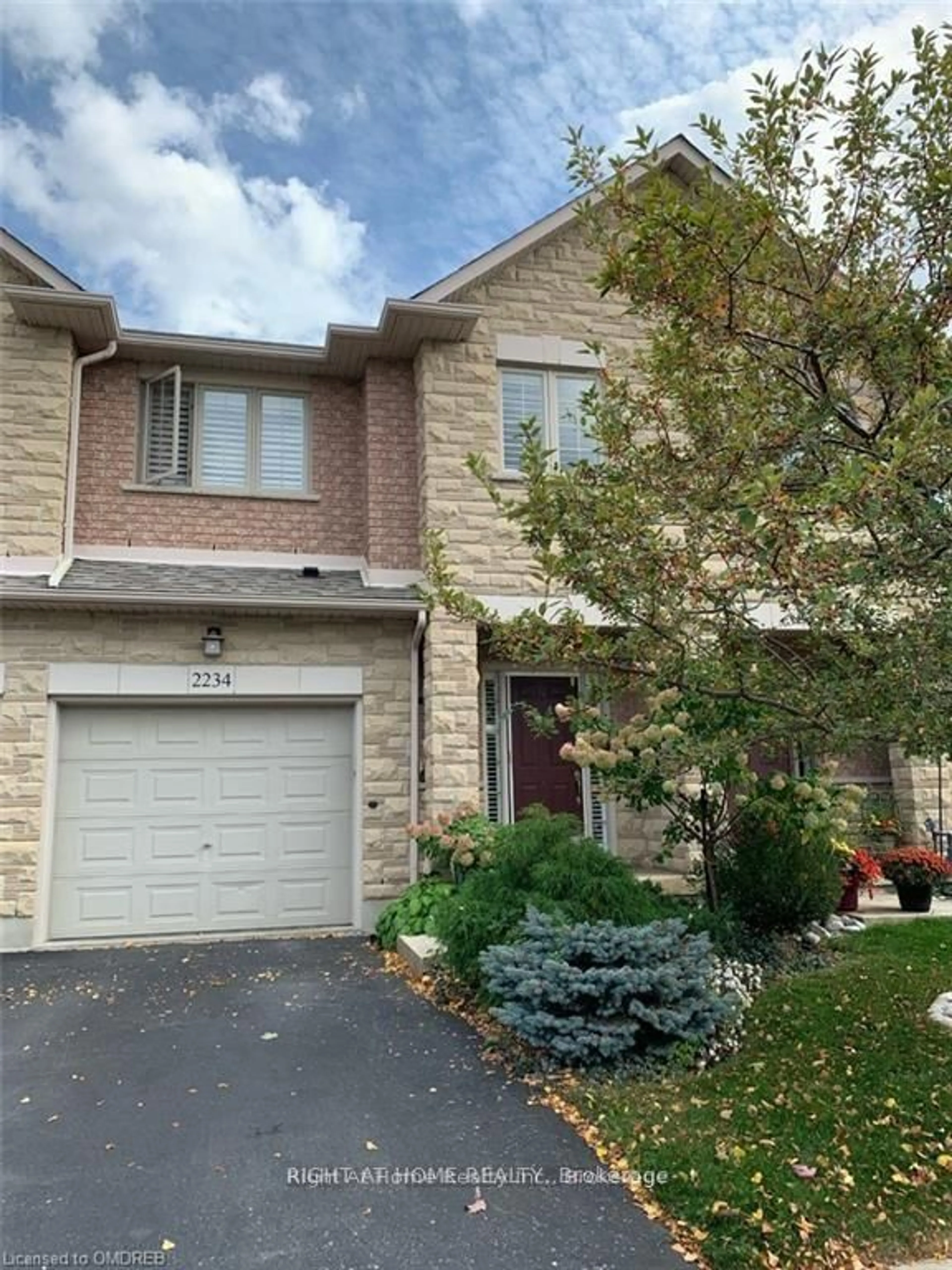 Home with brick exterior material, street for 2234 COUNTRY CLUB Dr, Burlington Ontario L7M 5A8