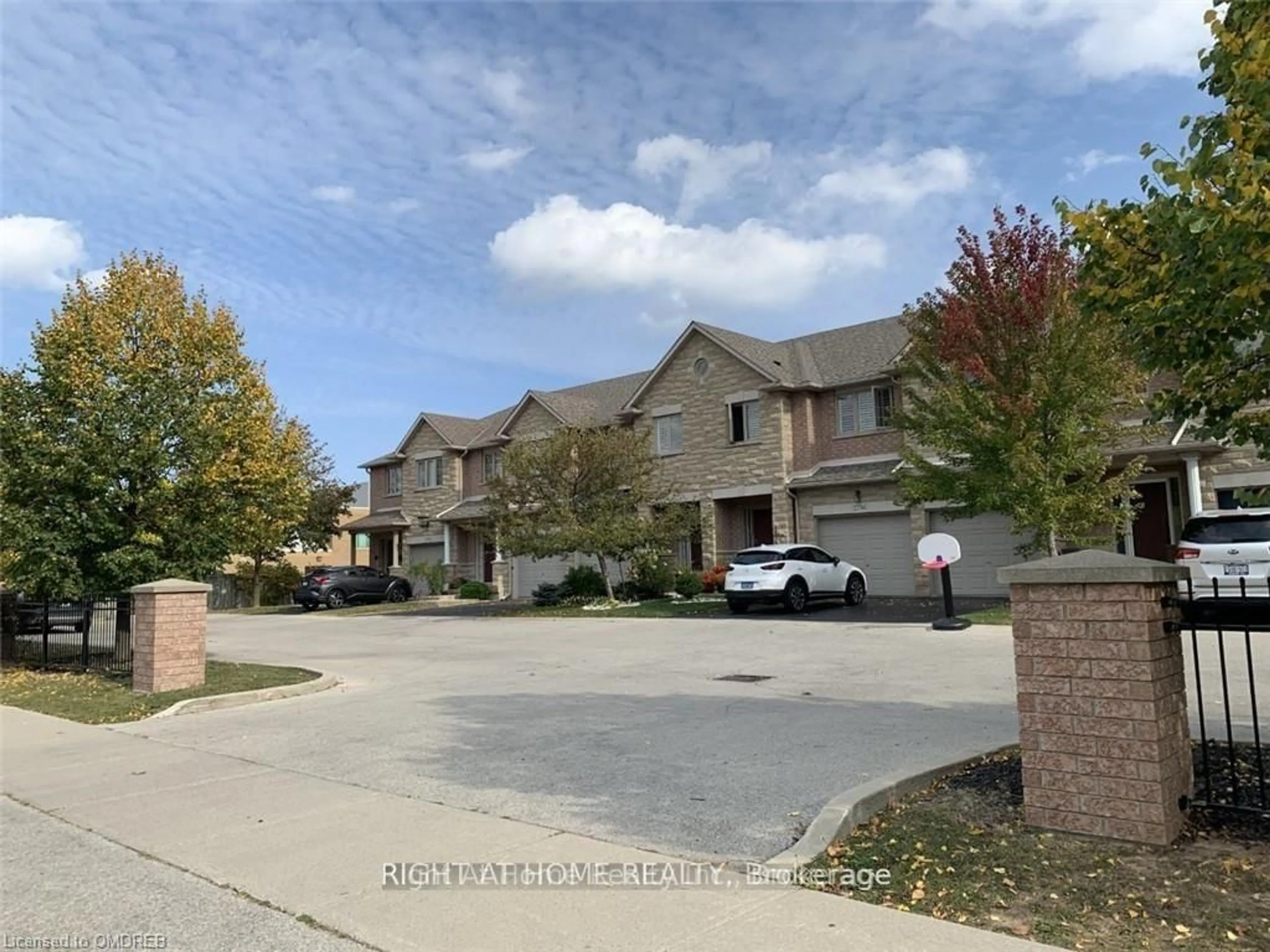 A pic from outside/outdoor area/front of a property/back of a property/a pic from drone, street for 2234 COUNTRY CLUB Dr, Burlington Ontario L7M 5A8