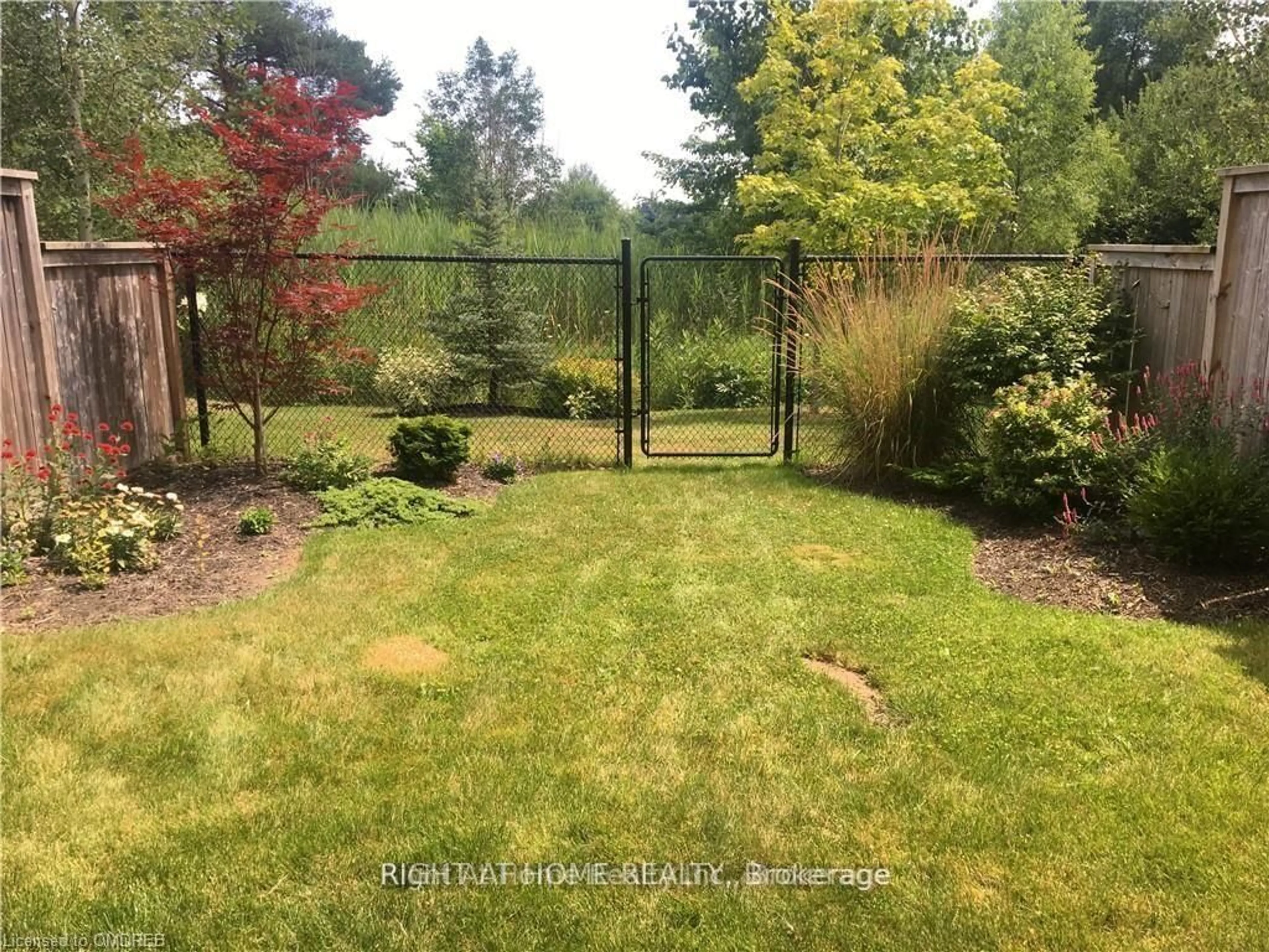 A pic from outside/outdoor area/front of a property/back of a property/a pic from drone, forest/trees view for 2234 COUNTRY CLUB Dr, Burlington Ontario L7M 5A8