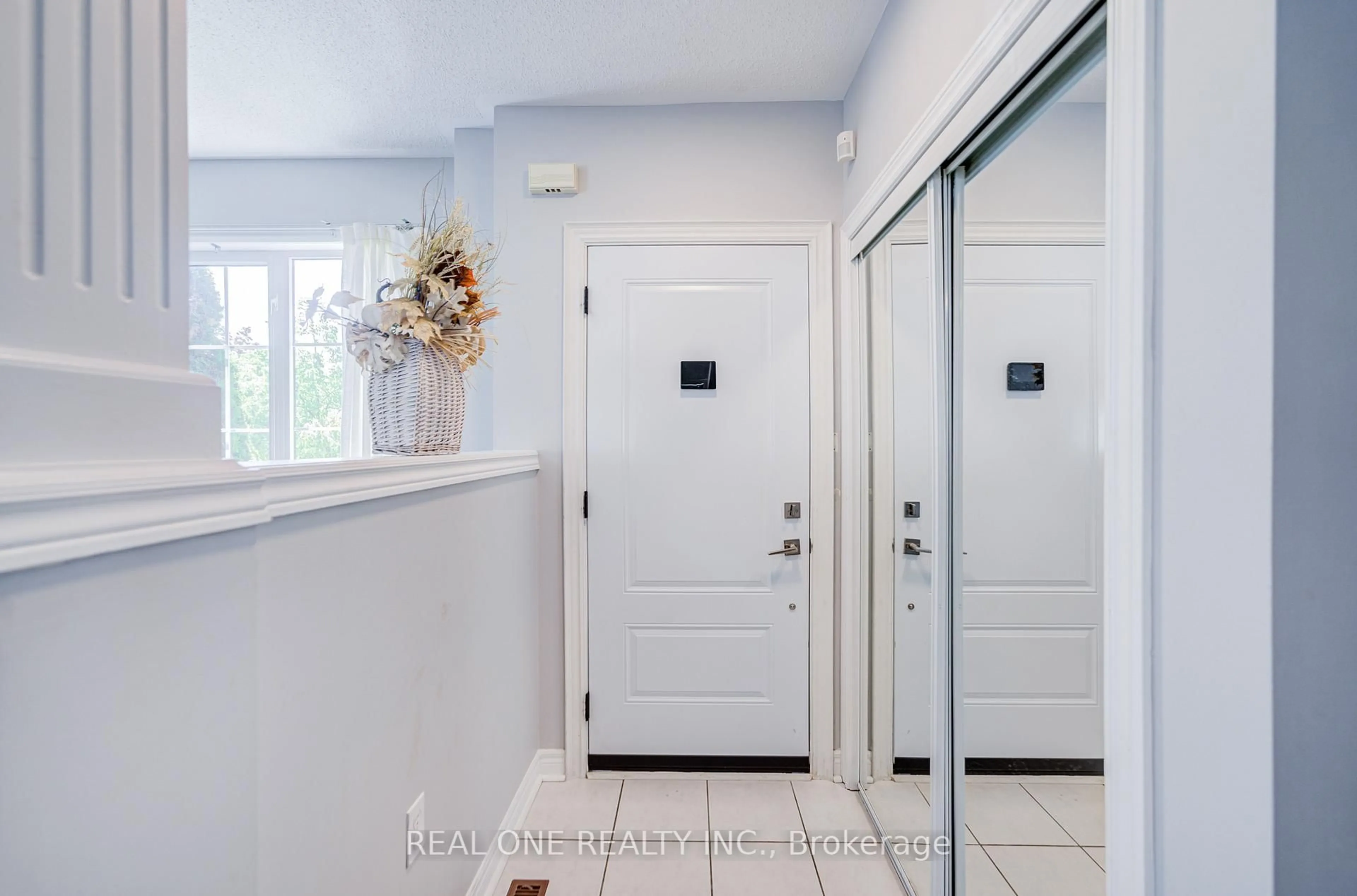 Indoor entryway for 5827 Rainspring Dr, Mississauga Ontario L5M 6X6