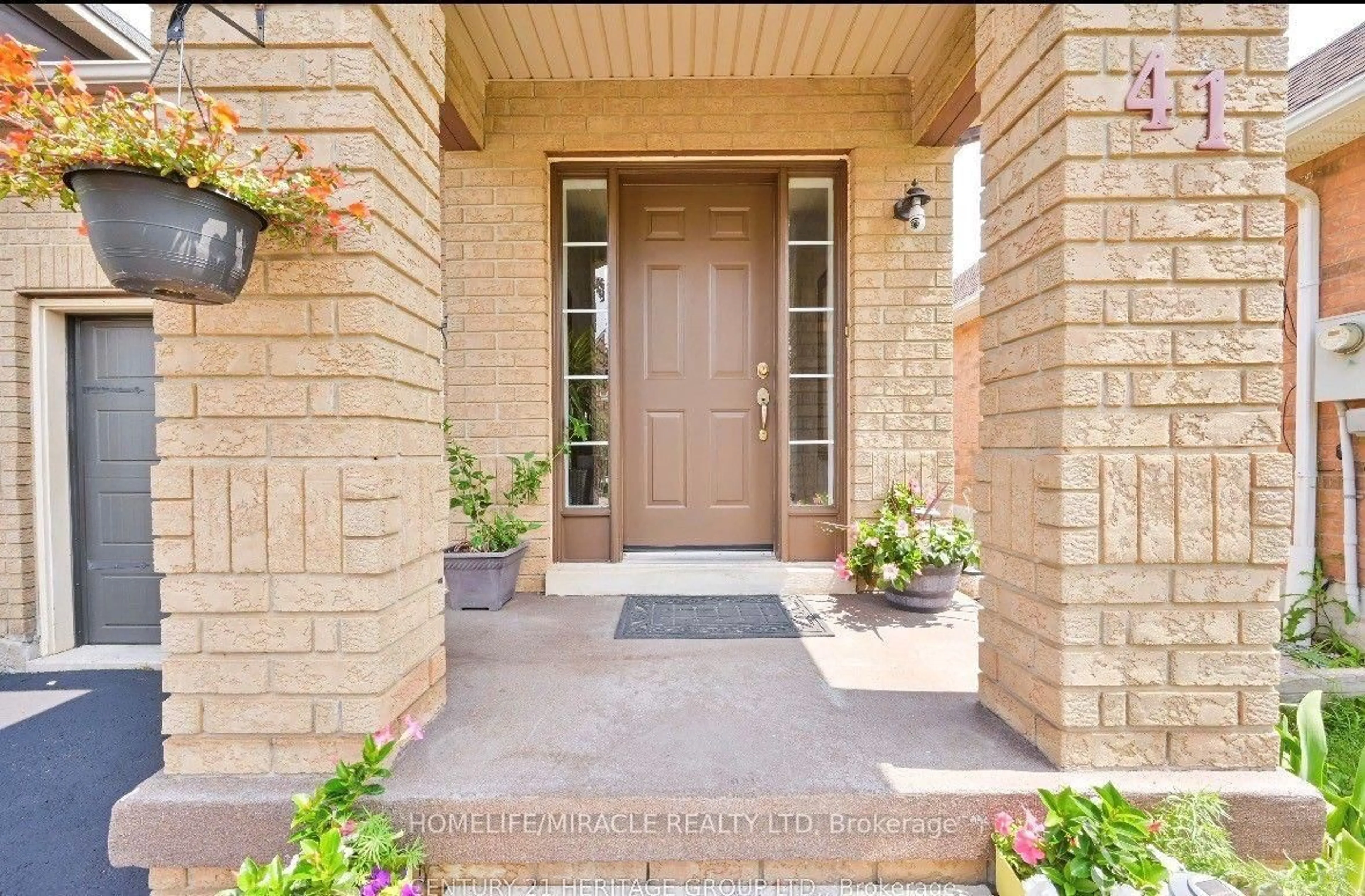 Indoor entryway for 41 Milkweed Cres, Brampton Ontario L7A 2G5