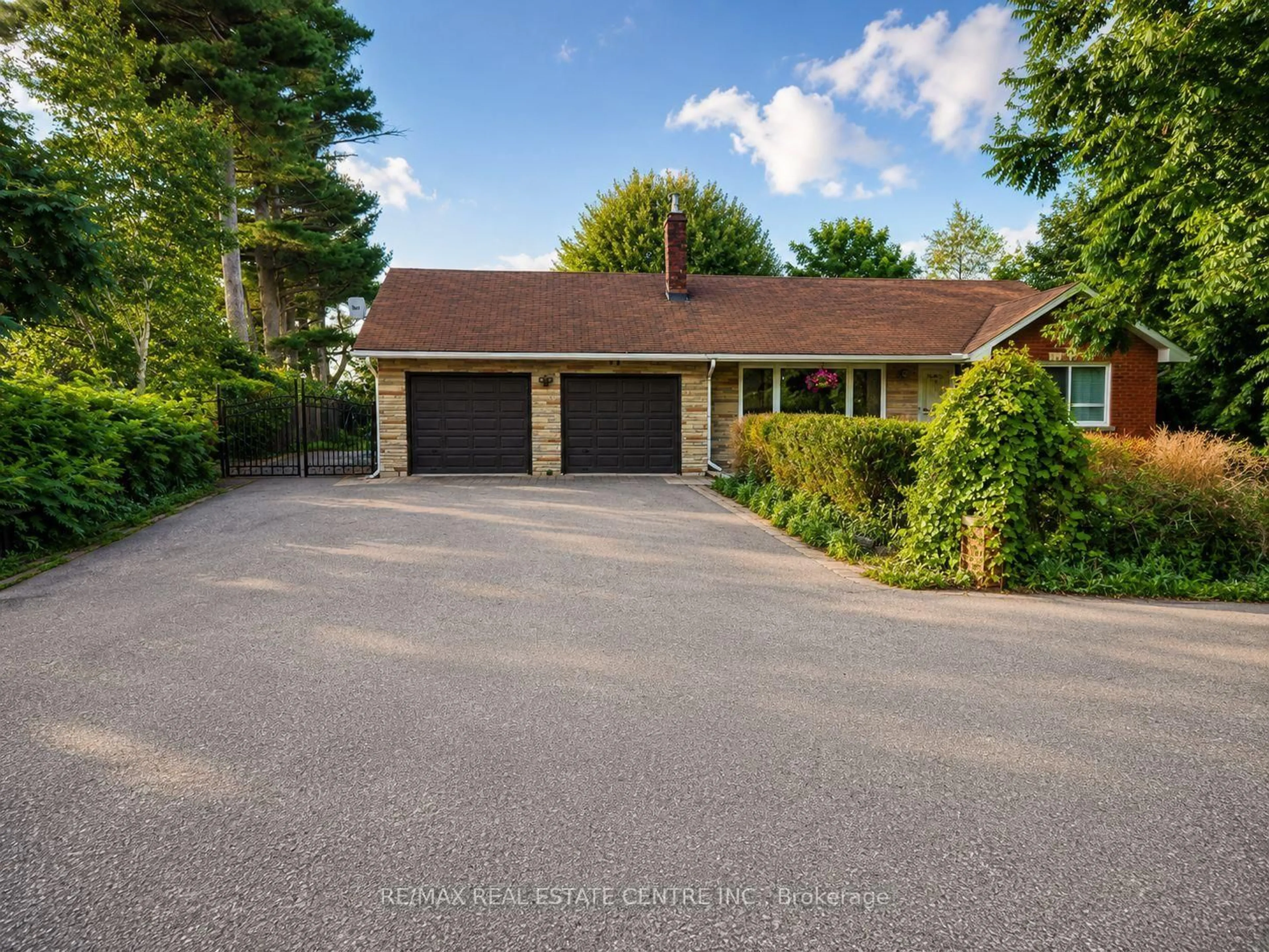 A pic from outside/outdoor area/front of a property/back of a property/a pic from drone, street for 5438 Trafalgar Rd, Milton Ontario L9E 0Y8