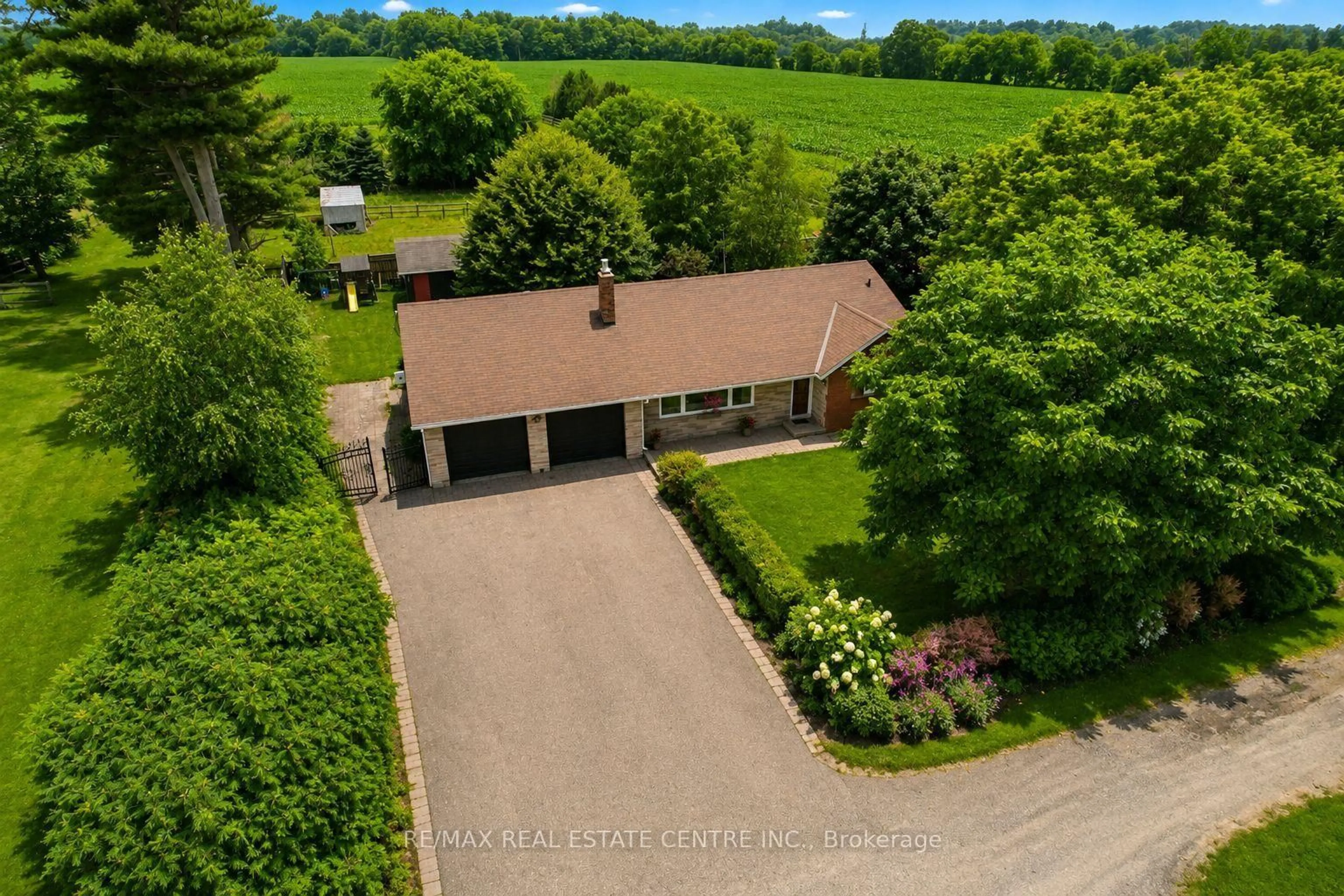 A pic from outside/outdoor area/front of a property/back of a property/a pic from drone, unknown for 5438 Trafalgar Rd, Milton Ontario L9E 0Y8