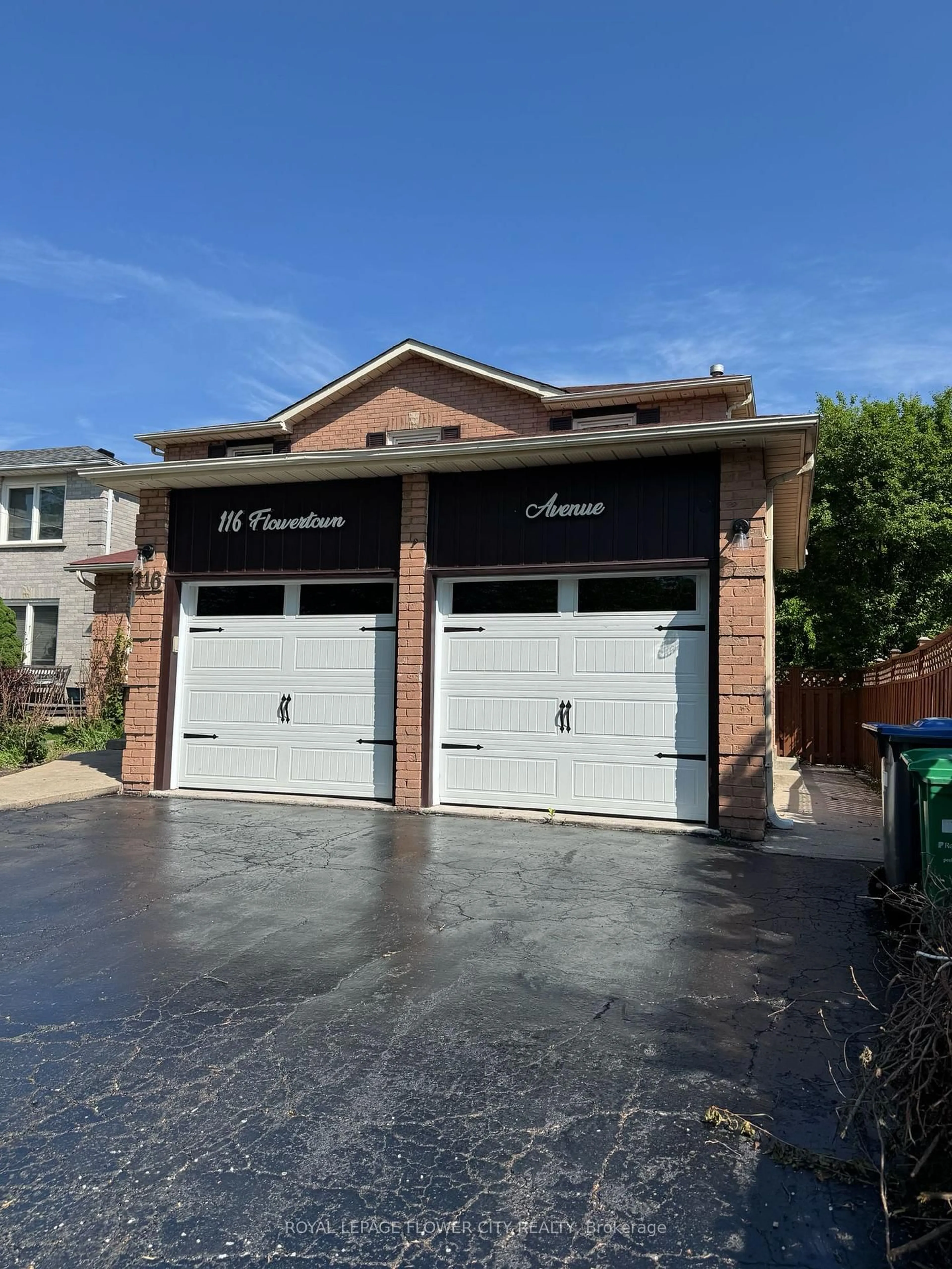 Indoor garage for 116 Flowertown Ave, Brampton Ontario L6X 3Y6