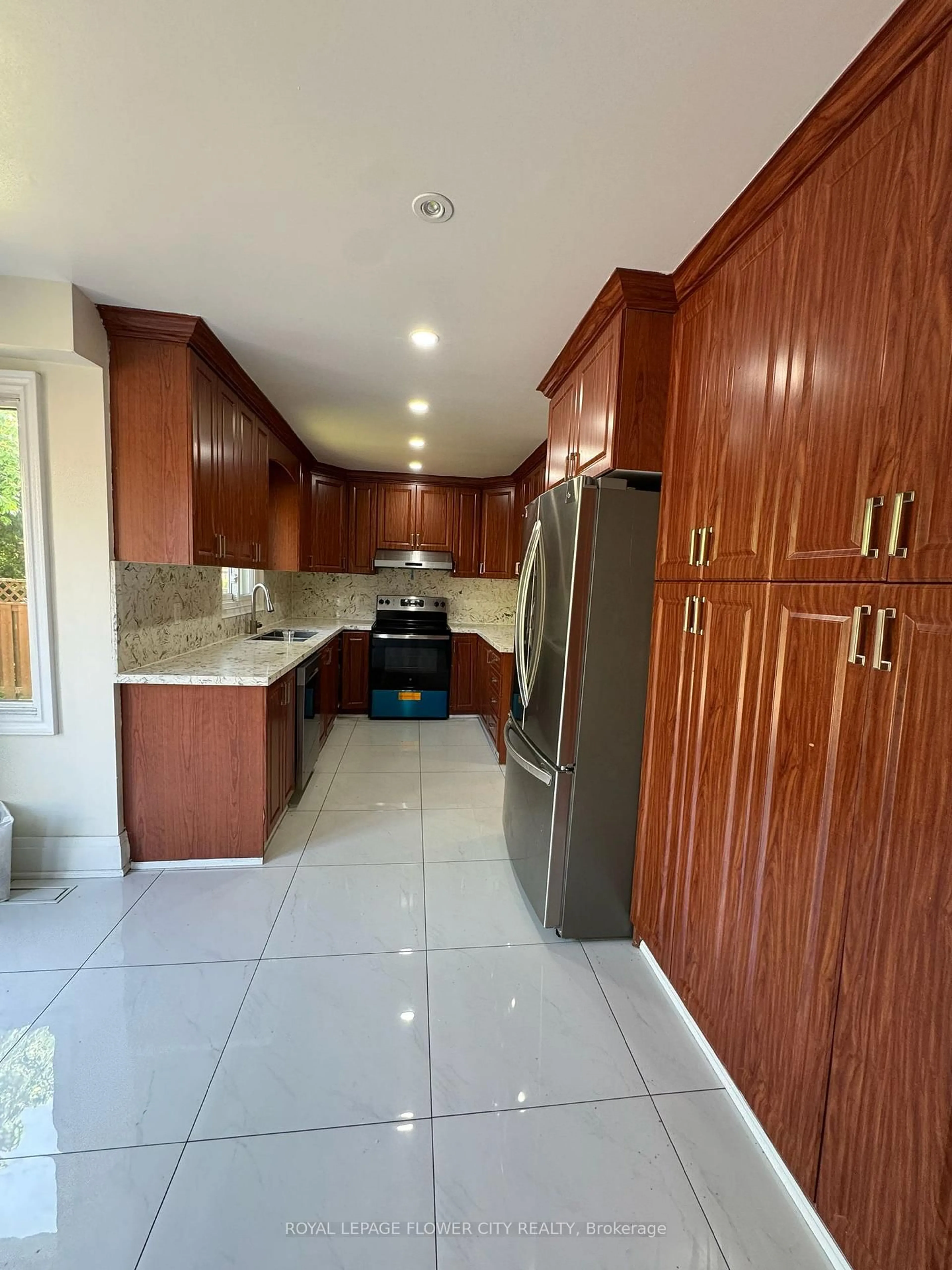 Standard kitchen, ceramic/tile floor for 116 Flowertown Ave, Brampton Ontario L6X 3Y6