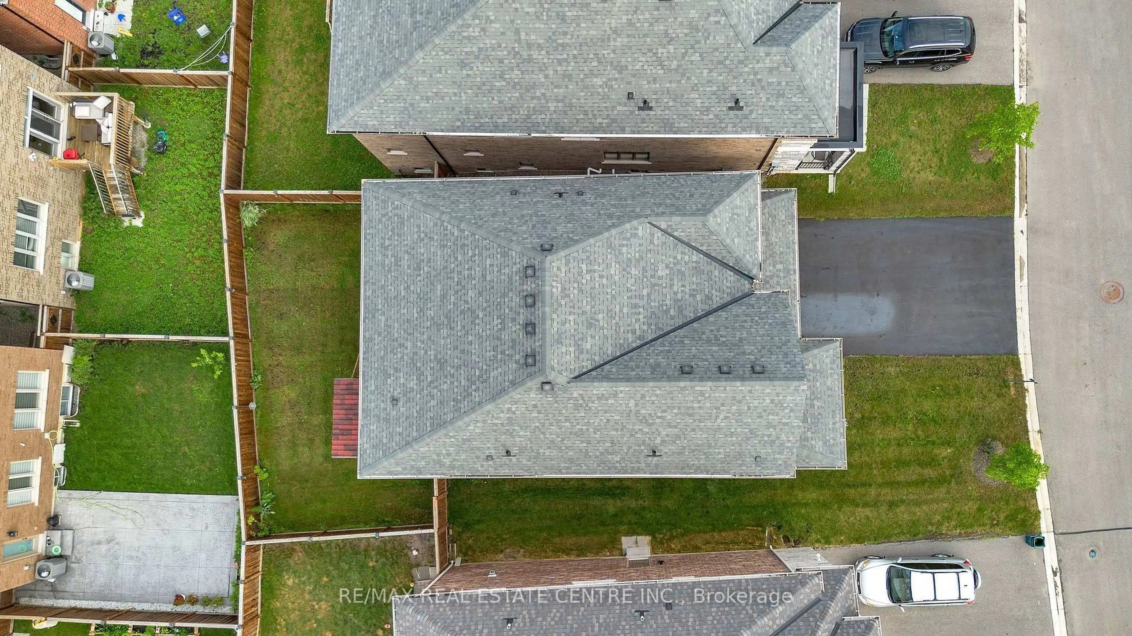 A pic from outside/outdoor area/front of a property/back of a property/a pic from drone, building for 1319 Britton Cres, Milton Ontario L9E 1L5