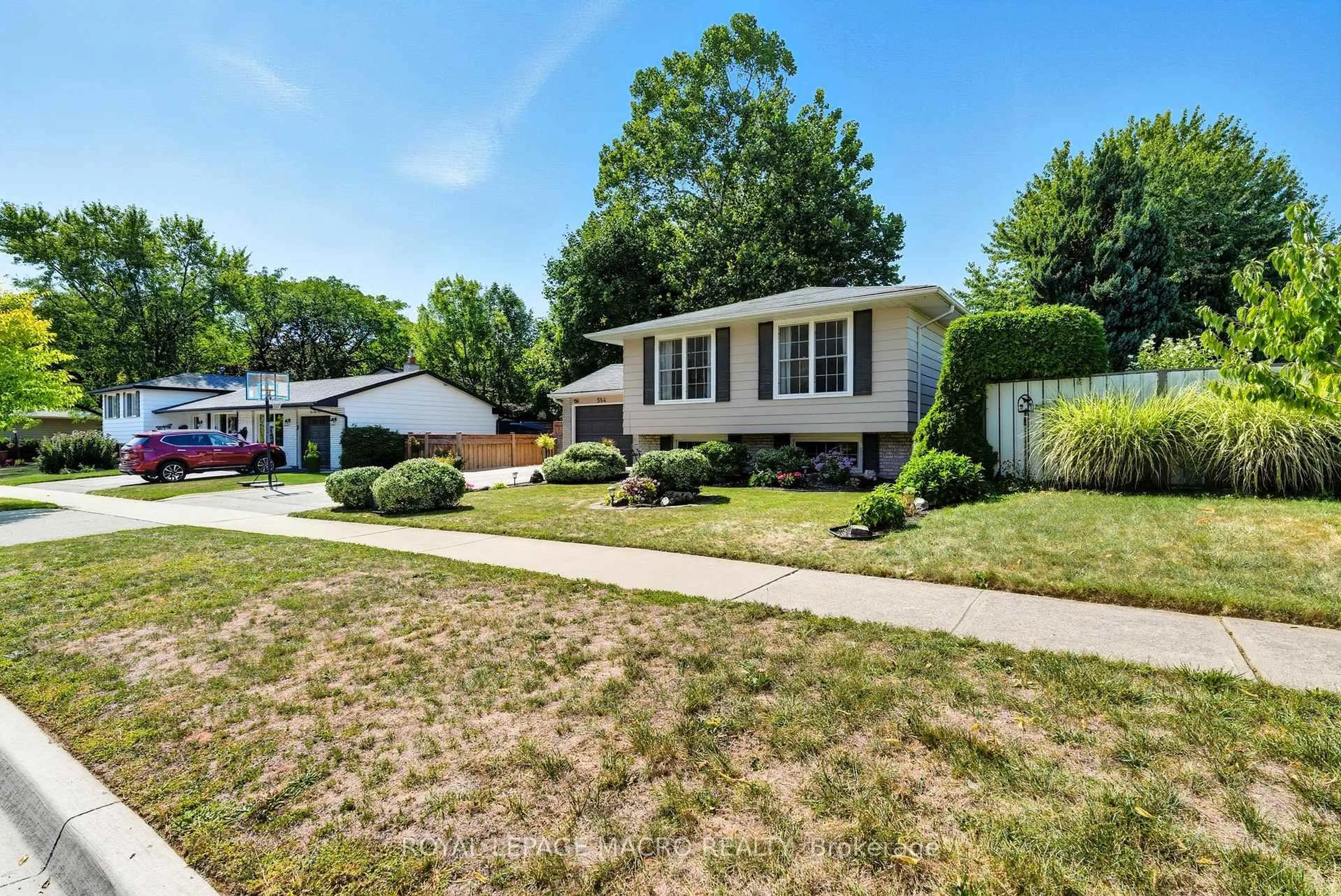 Home with vinyl exterior material, street for 554 Chamberlain Rd, Burlington Ontario L7L 2V4