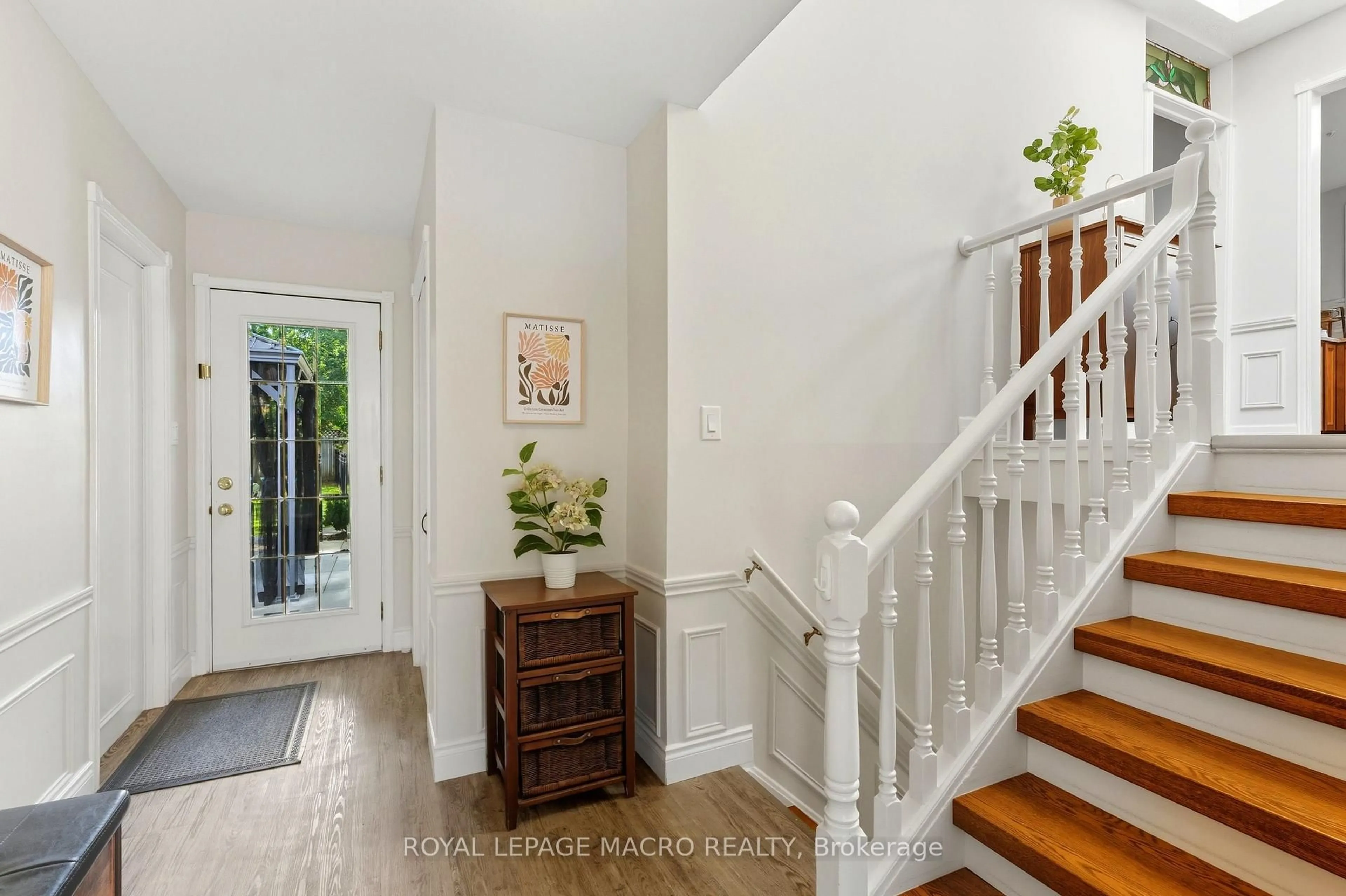 Indoor entryway for 554 Chamberlain Rd, Burlington Ontario L7L 2V4