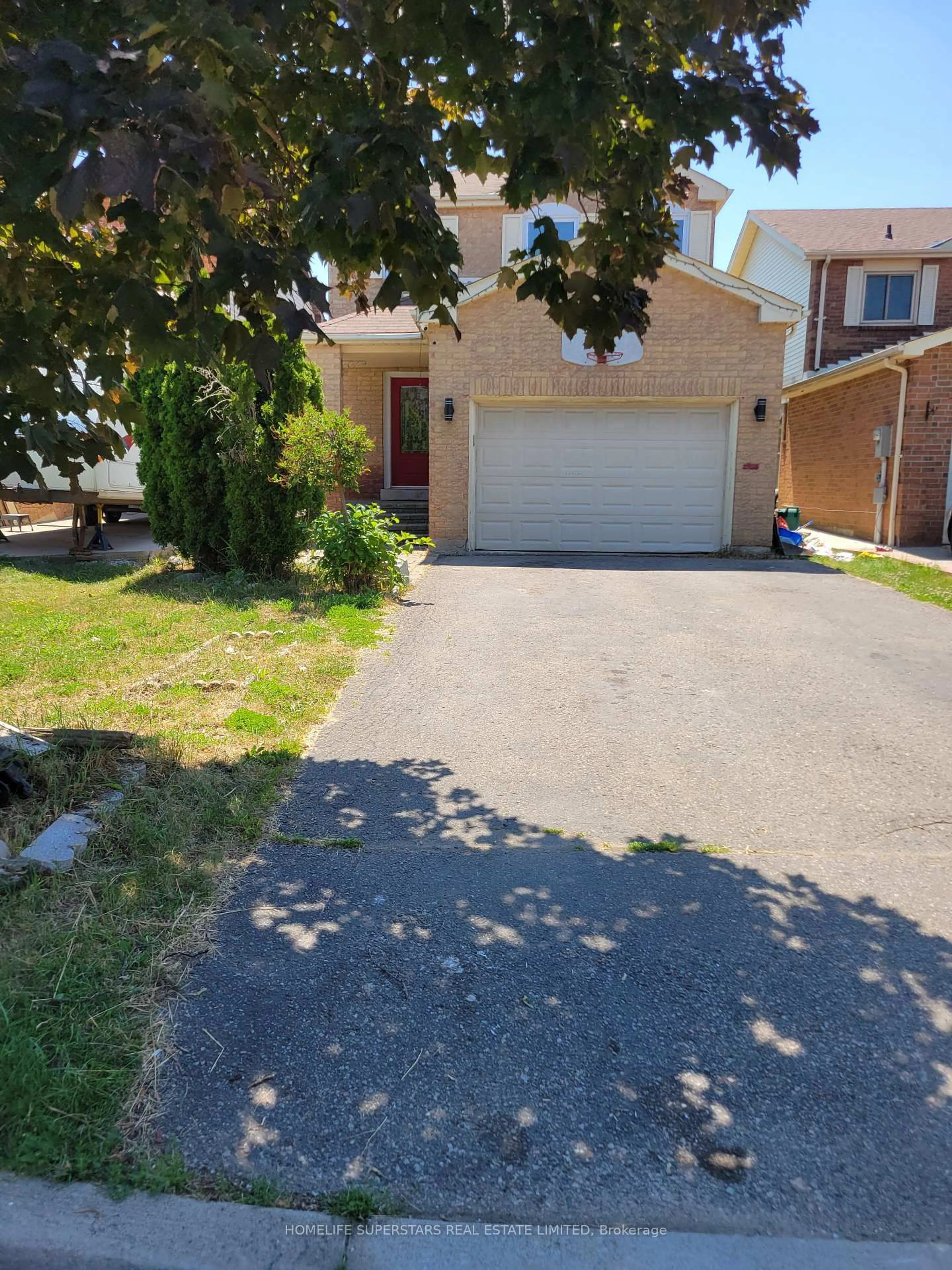 A pic from outside/outdoor area/front of a property/back of a property/a pic from drone, street for 3 Scotia Dr, Brampton Ontario L6Y 2W3