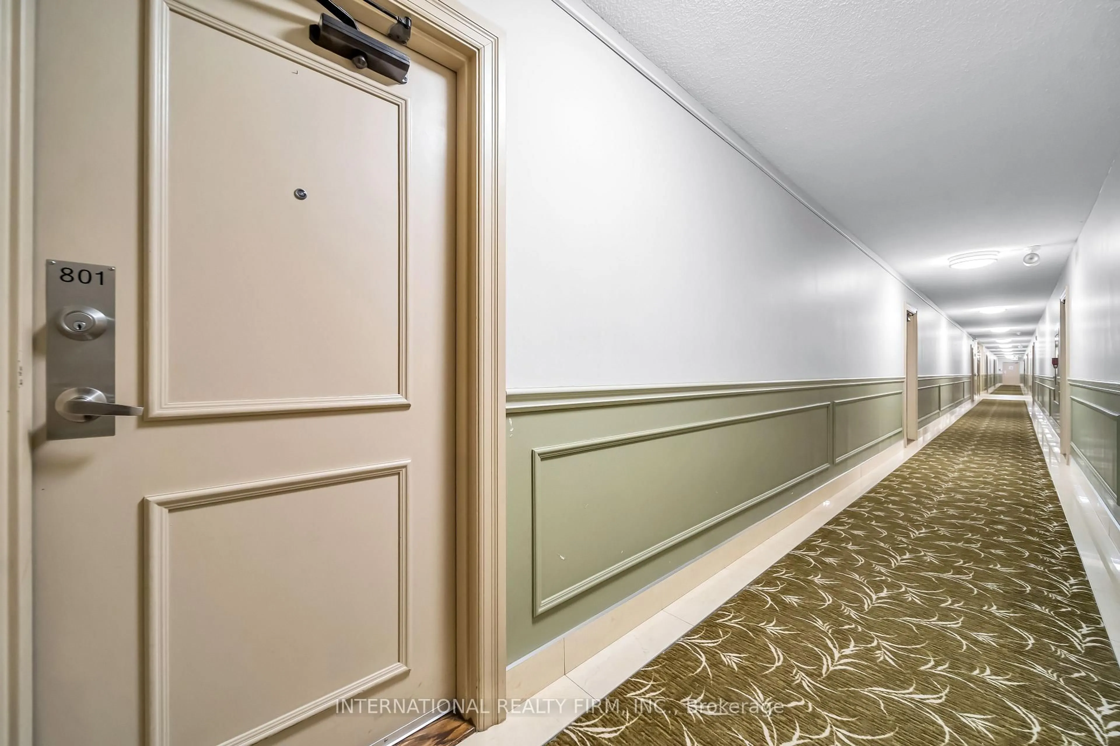 Indoor foyer for 1615 Bloor St #801, Mississauga Ontario L4X 1S2