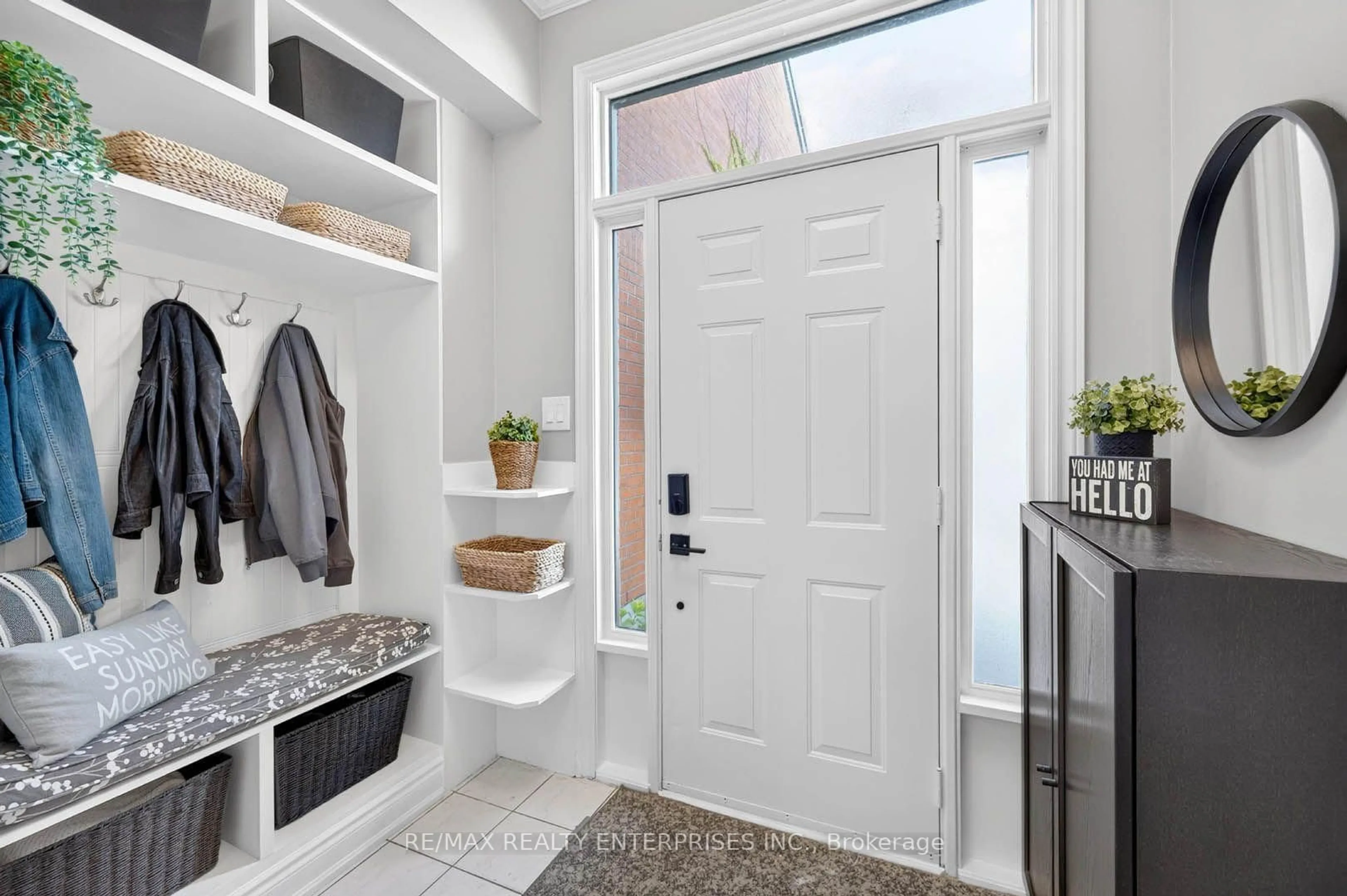 Indoor entryway for 1210 Upper Village Dr, Mississauga Ontario L5E 3H6