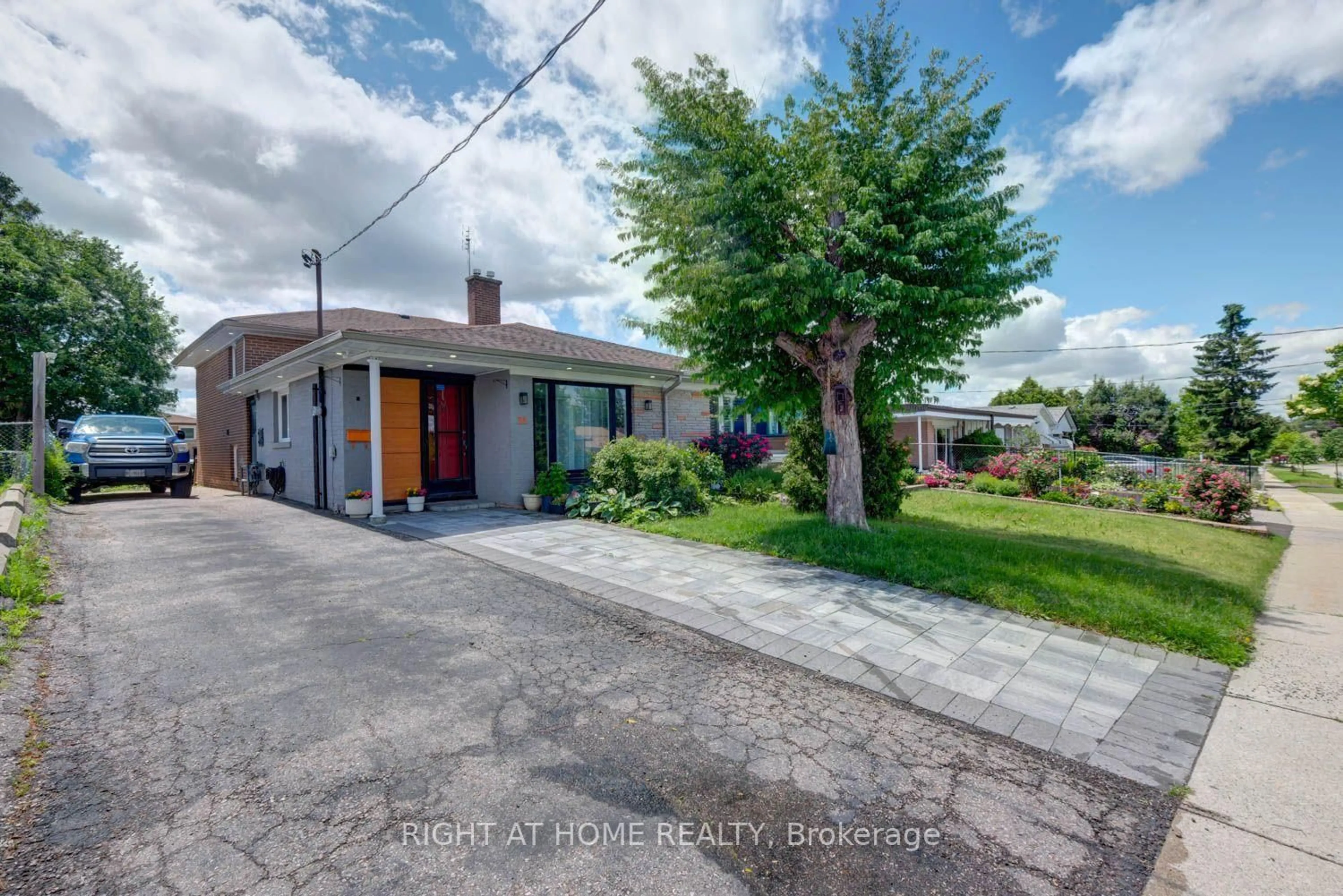 A pic from outside/outdoor area/front of a property/back of a property/a pic from drone, street for 31 Frankton Cres, Toronto Ontario M3J 1C2