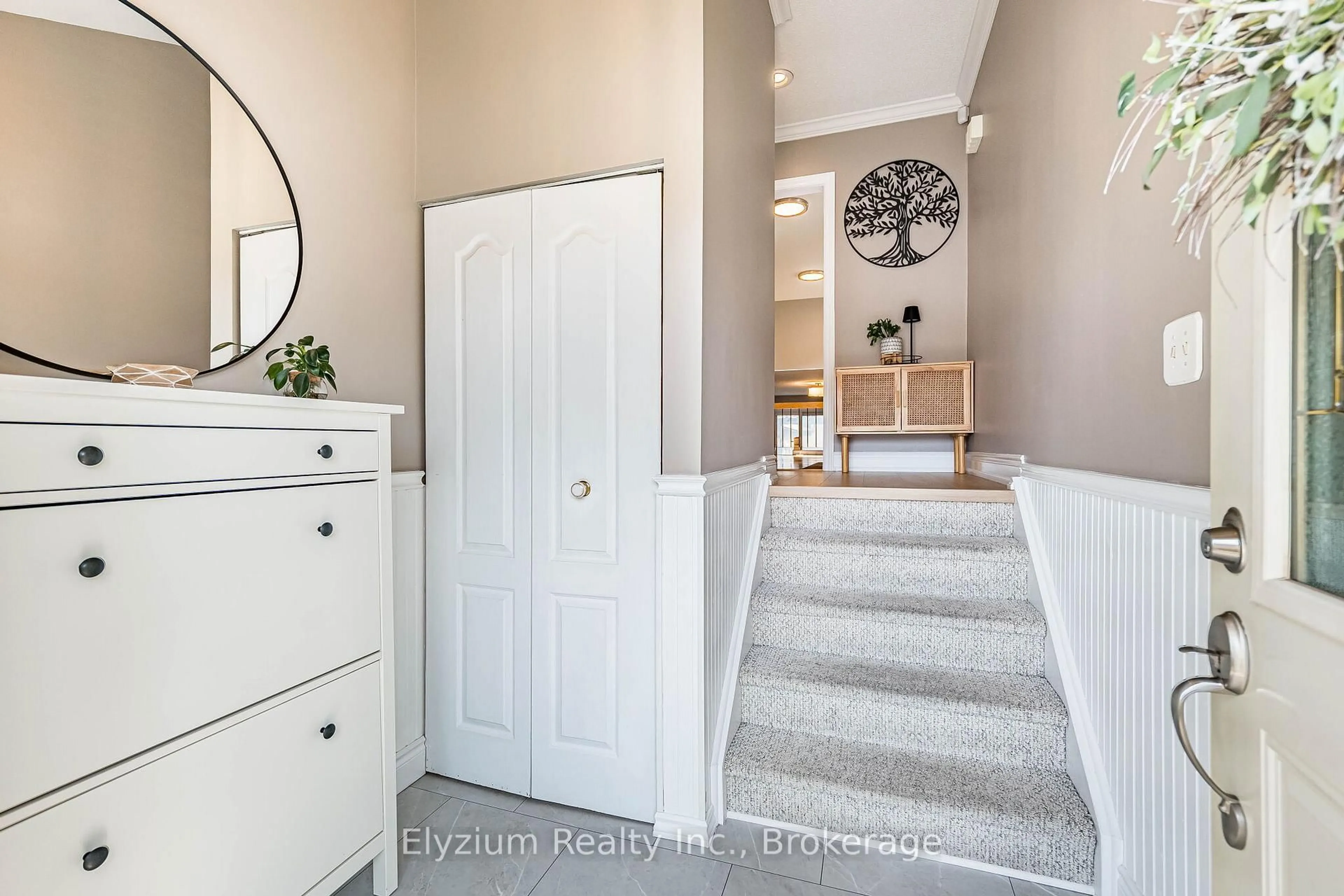 Indoor entryway for 6953 Cherbourg Gdns, Mississauga Ontario L5N 1M9