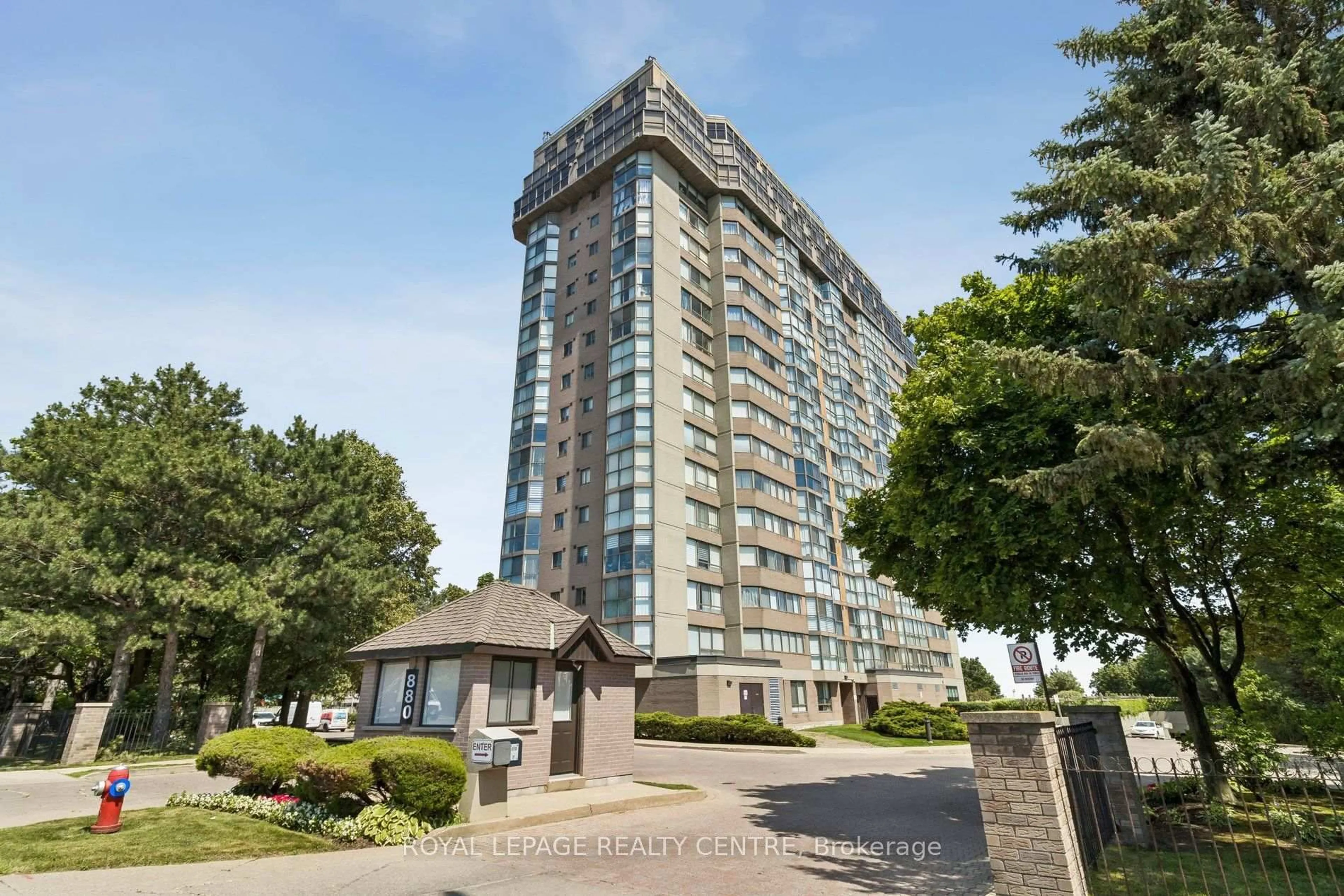 Indoor foyer for 880 Dundas St #1006, Mississauga Ontario L5C 4H3