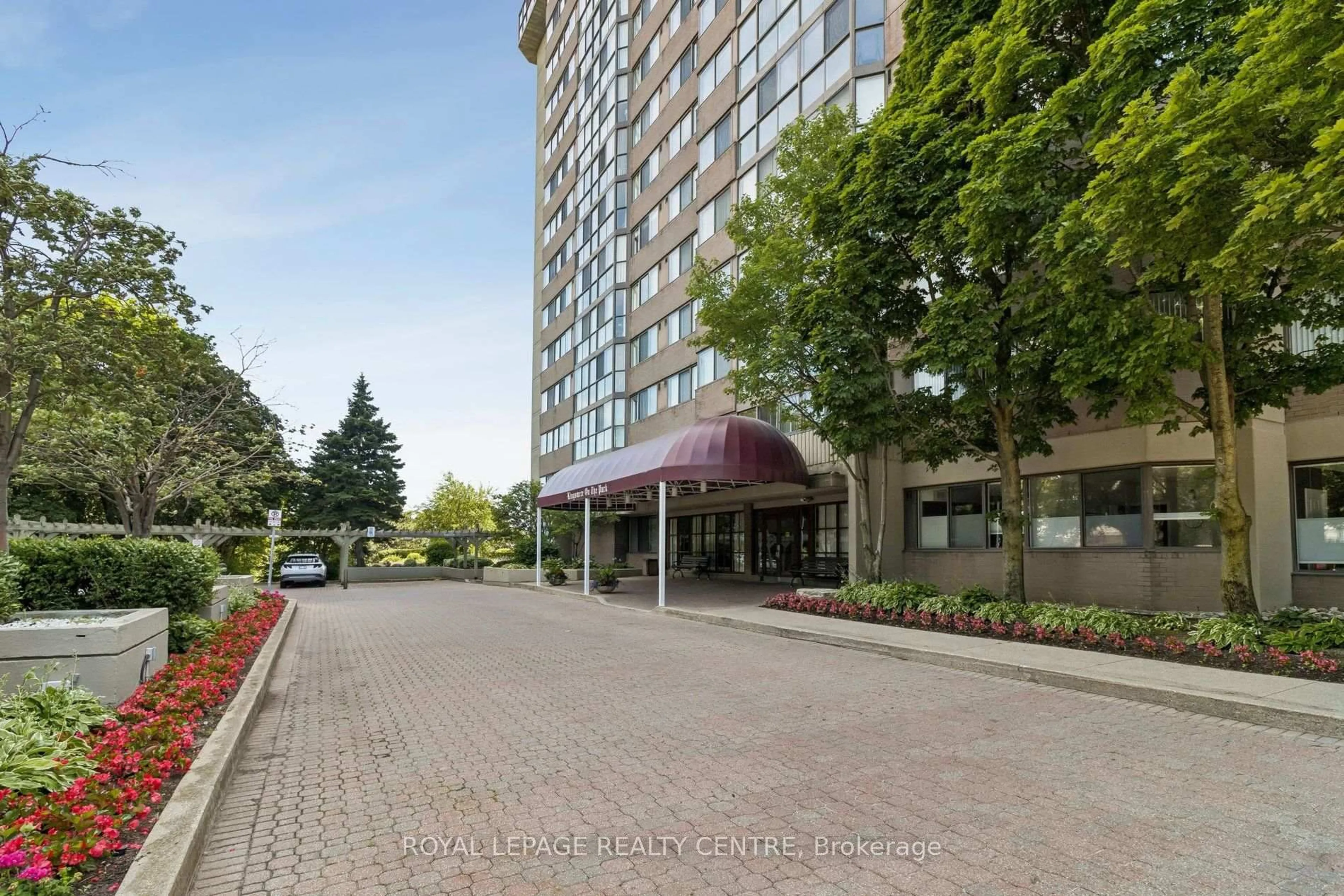 Indoor foyer for 880 Dundas Street West St #1006, Mississauga Ontario L5C 4H3