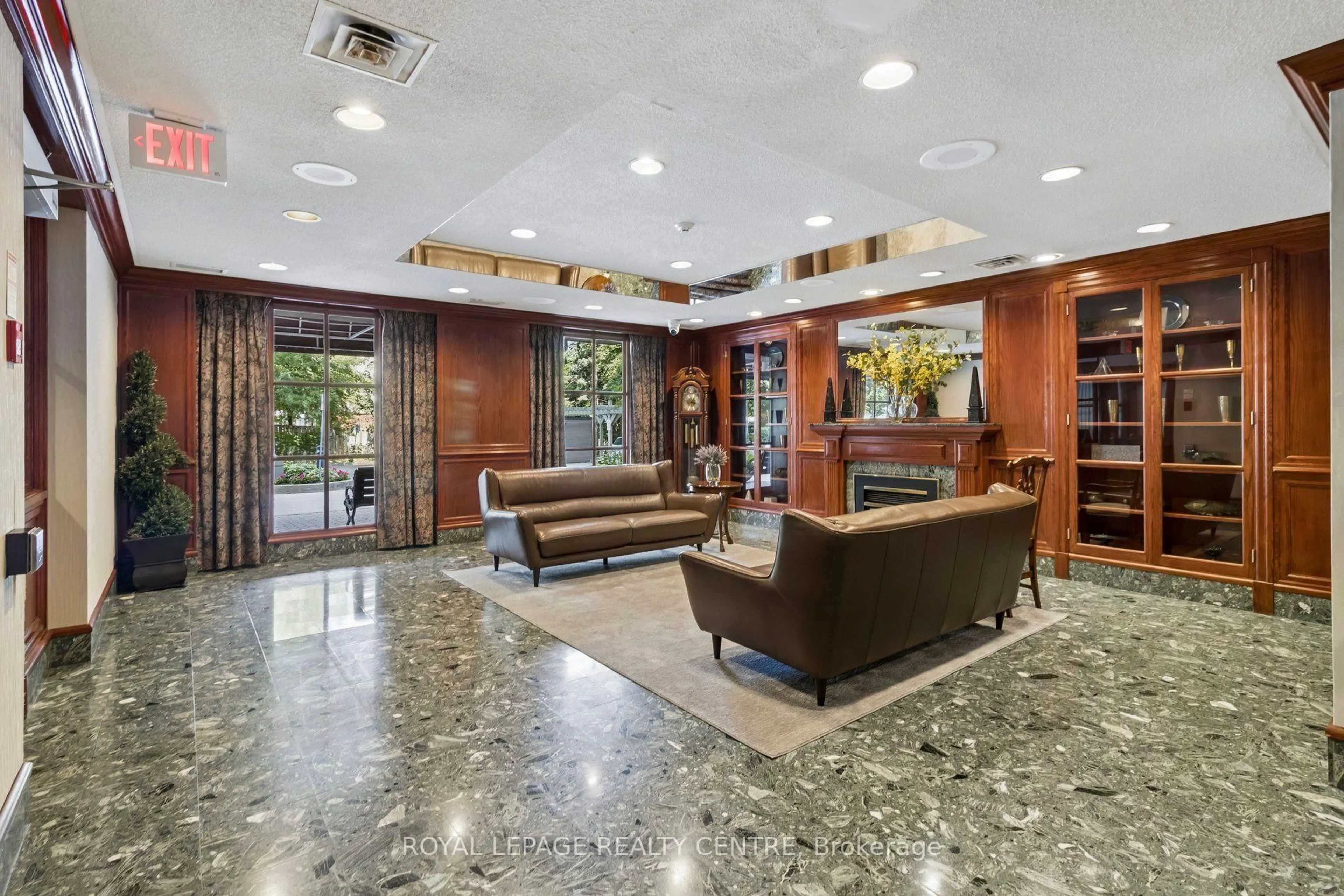 Lobby for 880 Dundas Street West St #1006, Mississauga Ontario L5C 4H3