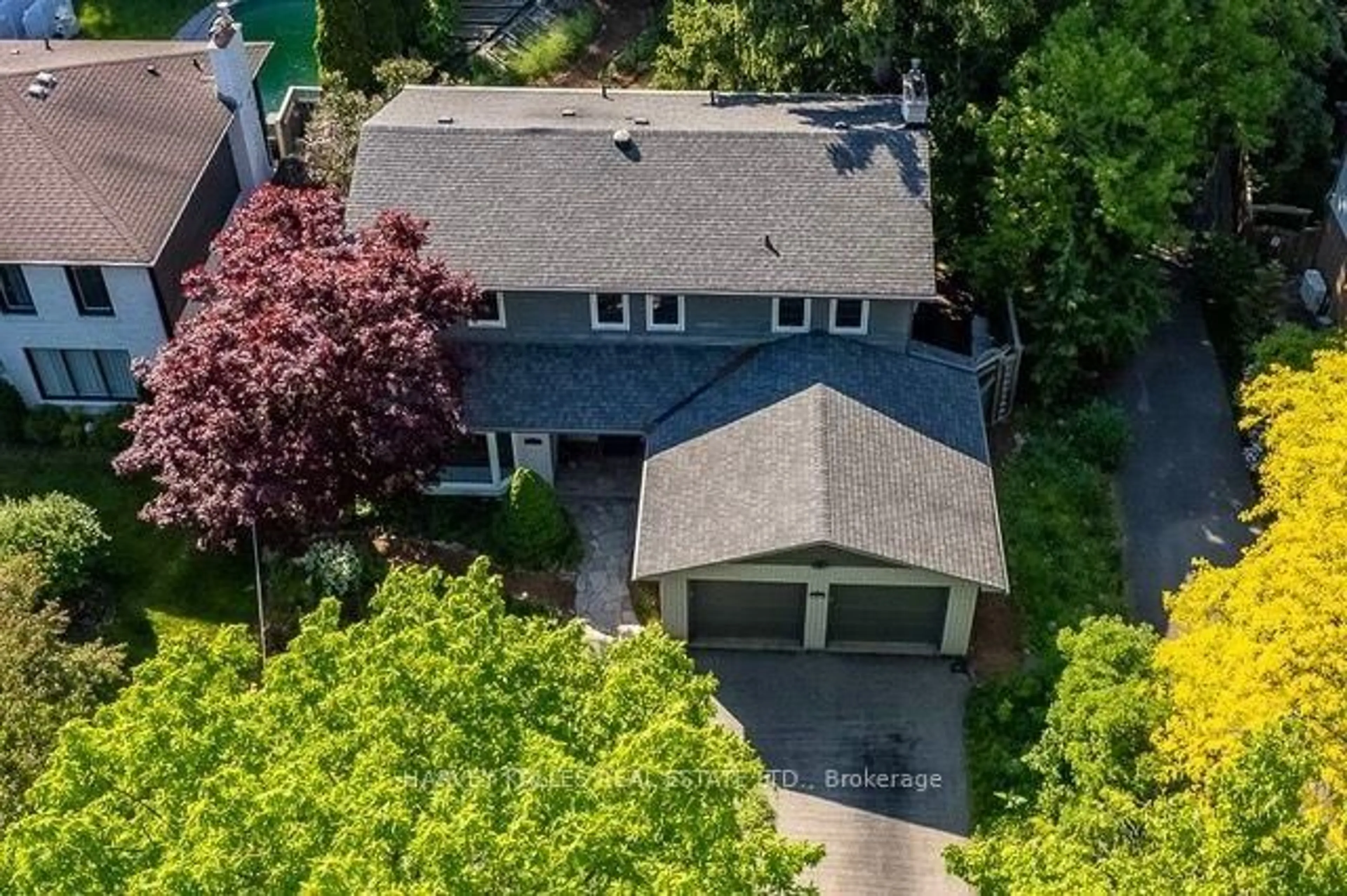 A pic from outside/outdoor area/front of a property/back of a property/a pic from drone, street for 1033 Fair Birch Dr, Mississauga Ontario L5H 1M4