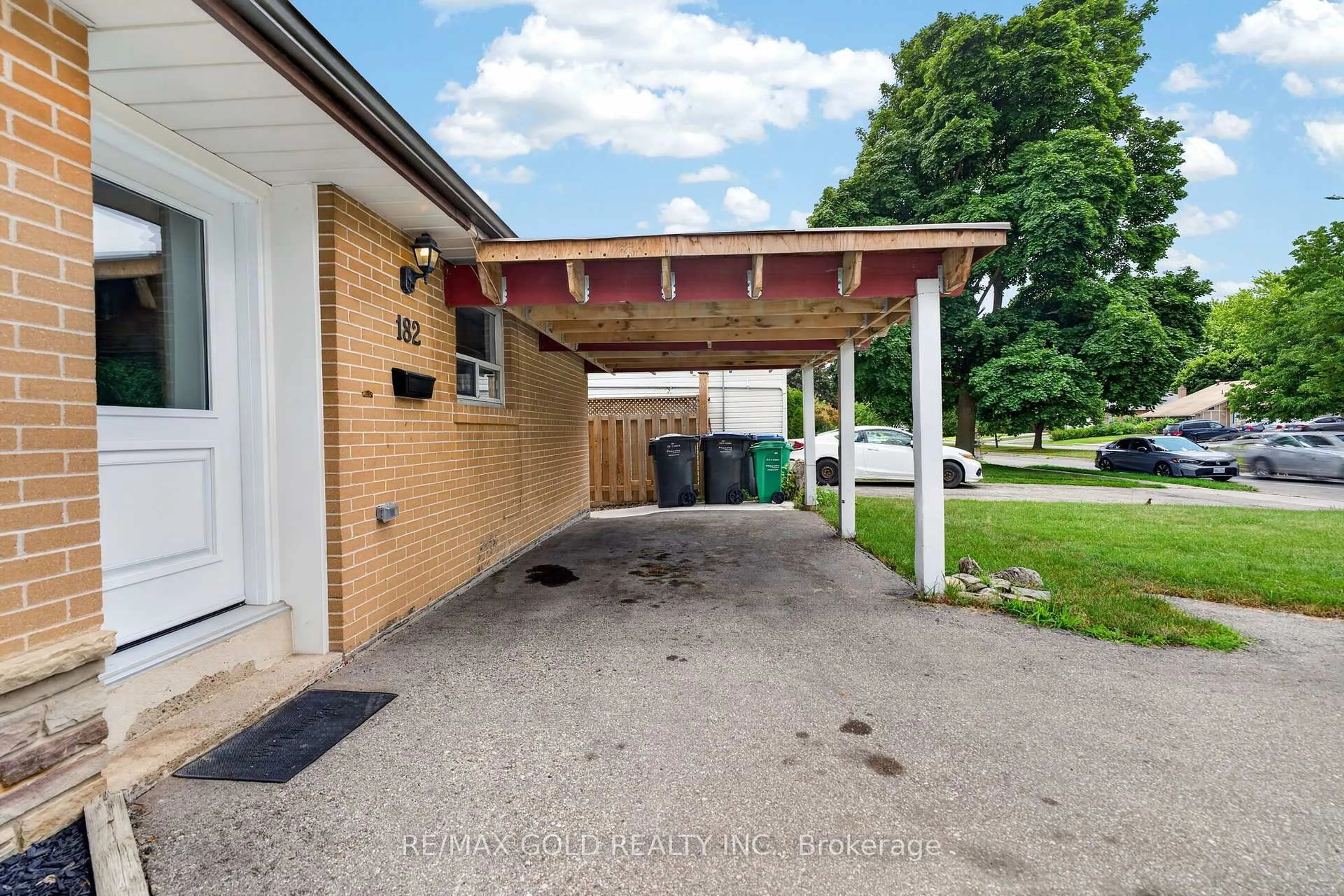 Patio, street for 182 Mcmurchy Ave, Brampton Ontario L6Y 1Y9