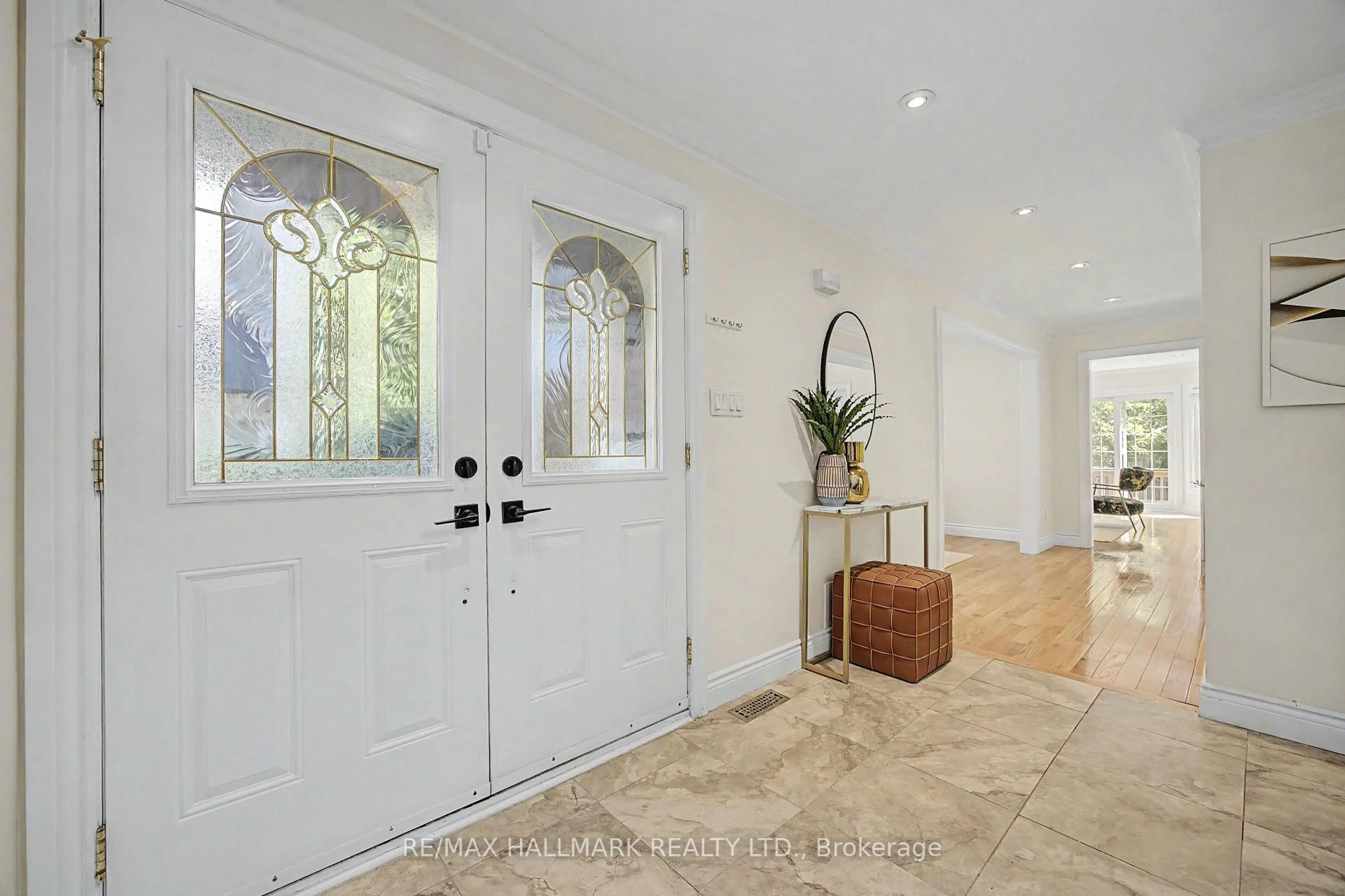 Indoor entryway for 329 Kingsbridge Garden Circ, Mississauga Ontario L5R 1K9