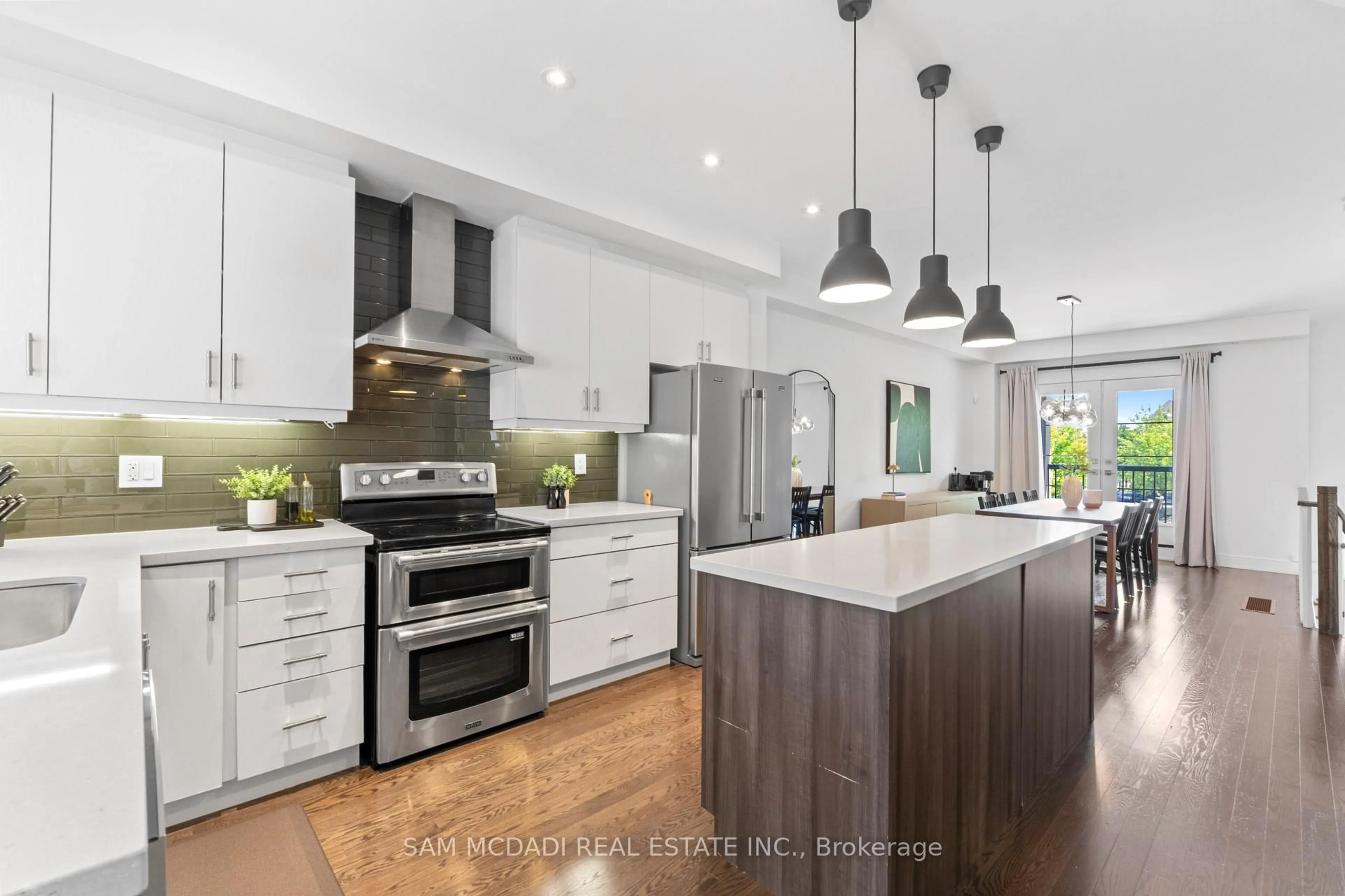 Open concept kitchen, wood/laminate floor for 1120 Beachcomber Rd, Mississauga Ontario L5G 0B5
