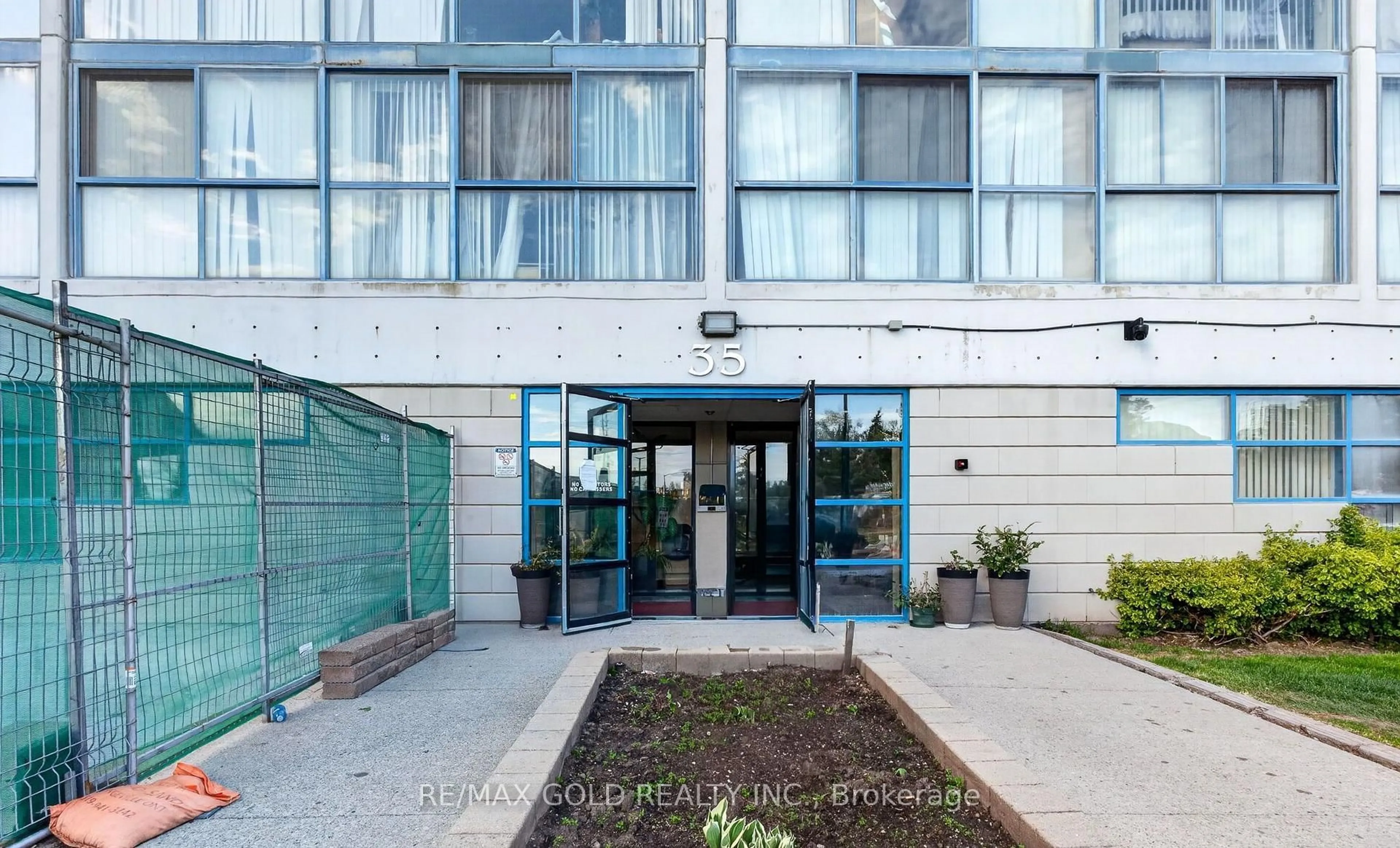 Indoor foyer for 35 Trailwood Dr #1911, Mississauga Ontario L4Z 3L6