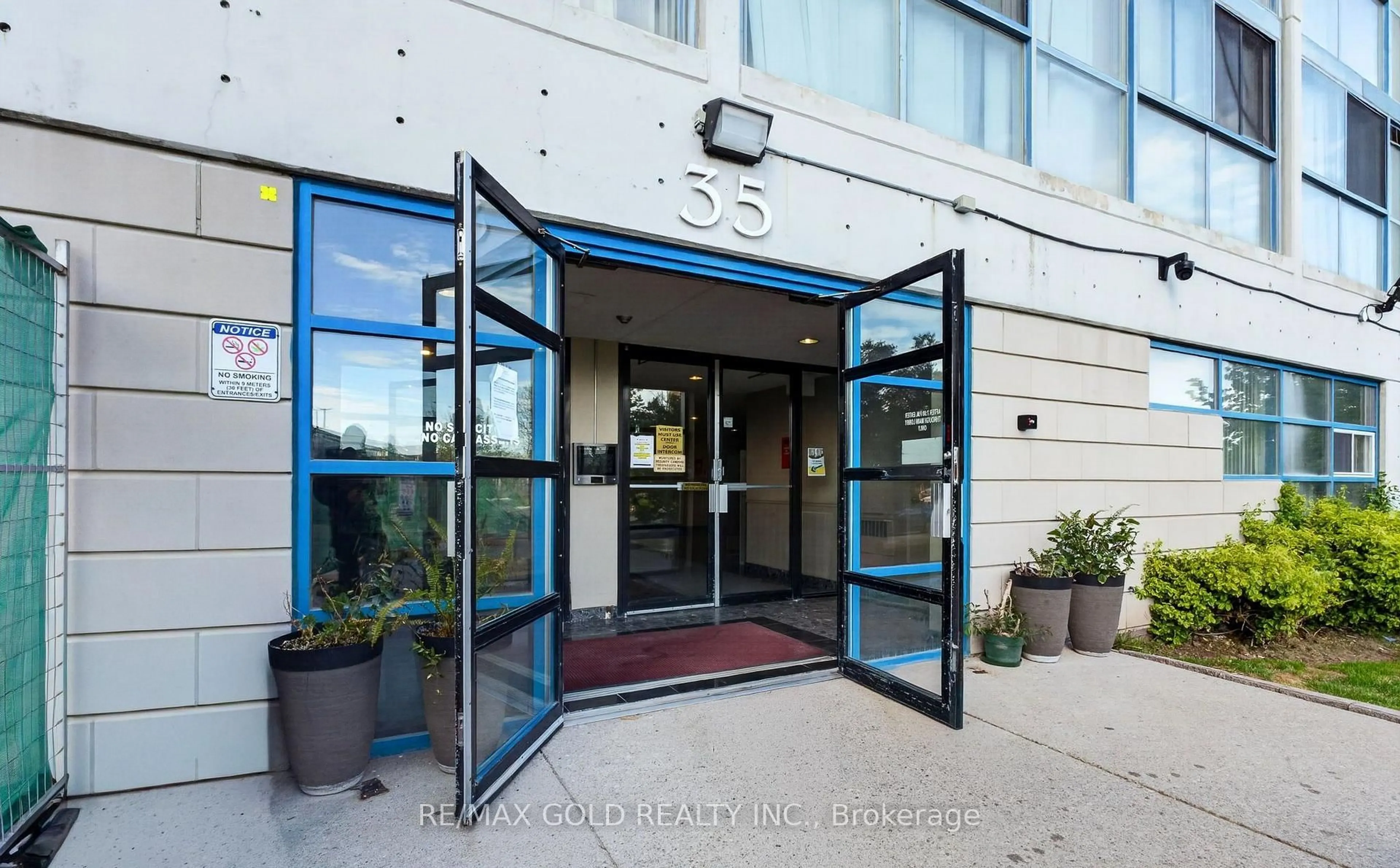 Indoor foyer for 35 Trailwood Dr #1911, Mississauga Ontario L4Z 3L6