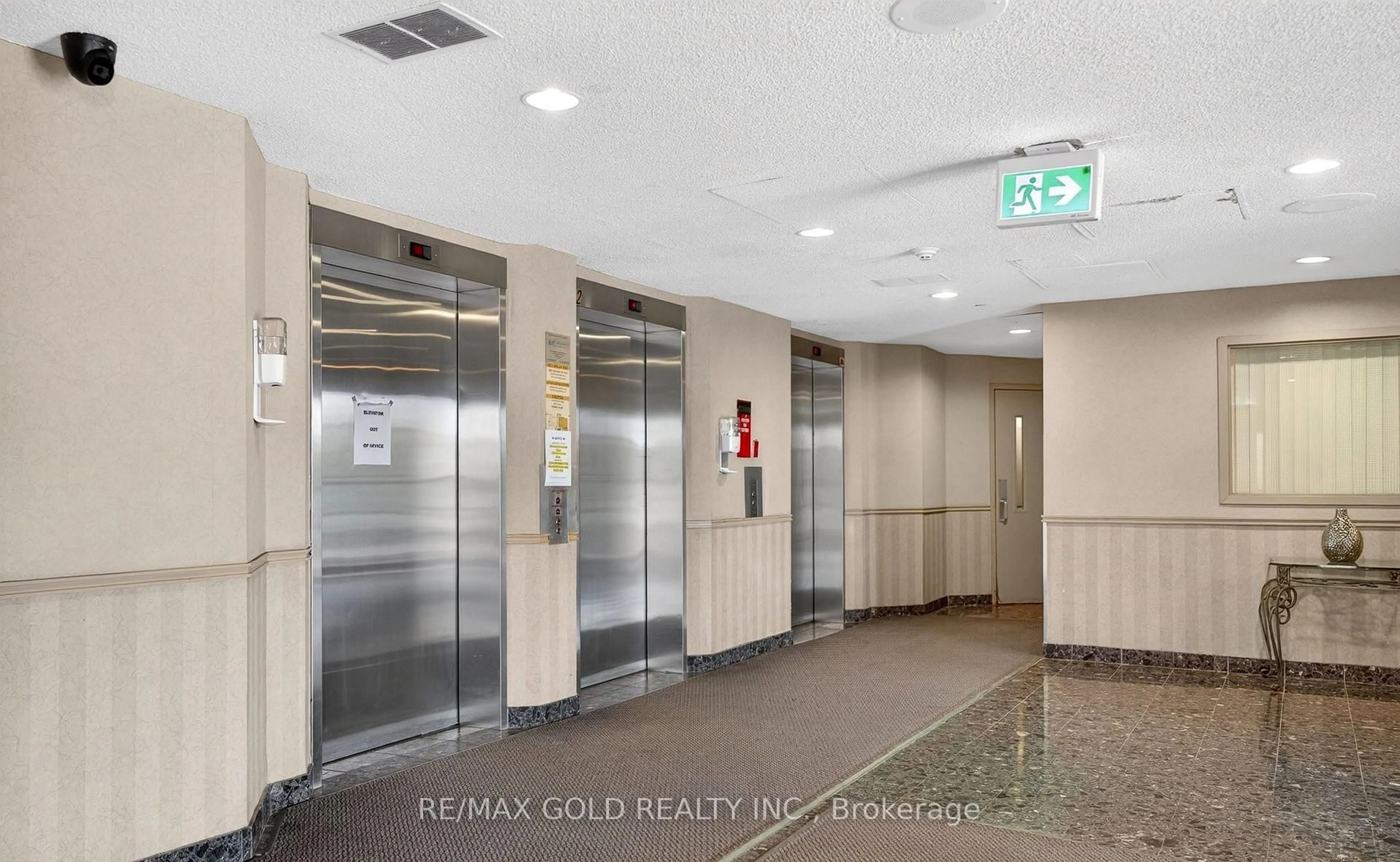 Indoor foyer for 35 Trailwood Dr #1911, Mississauga Ontario L4Z 3L6