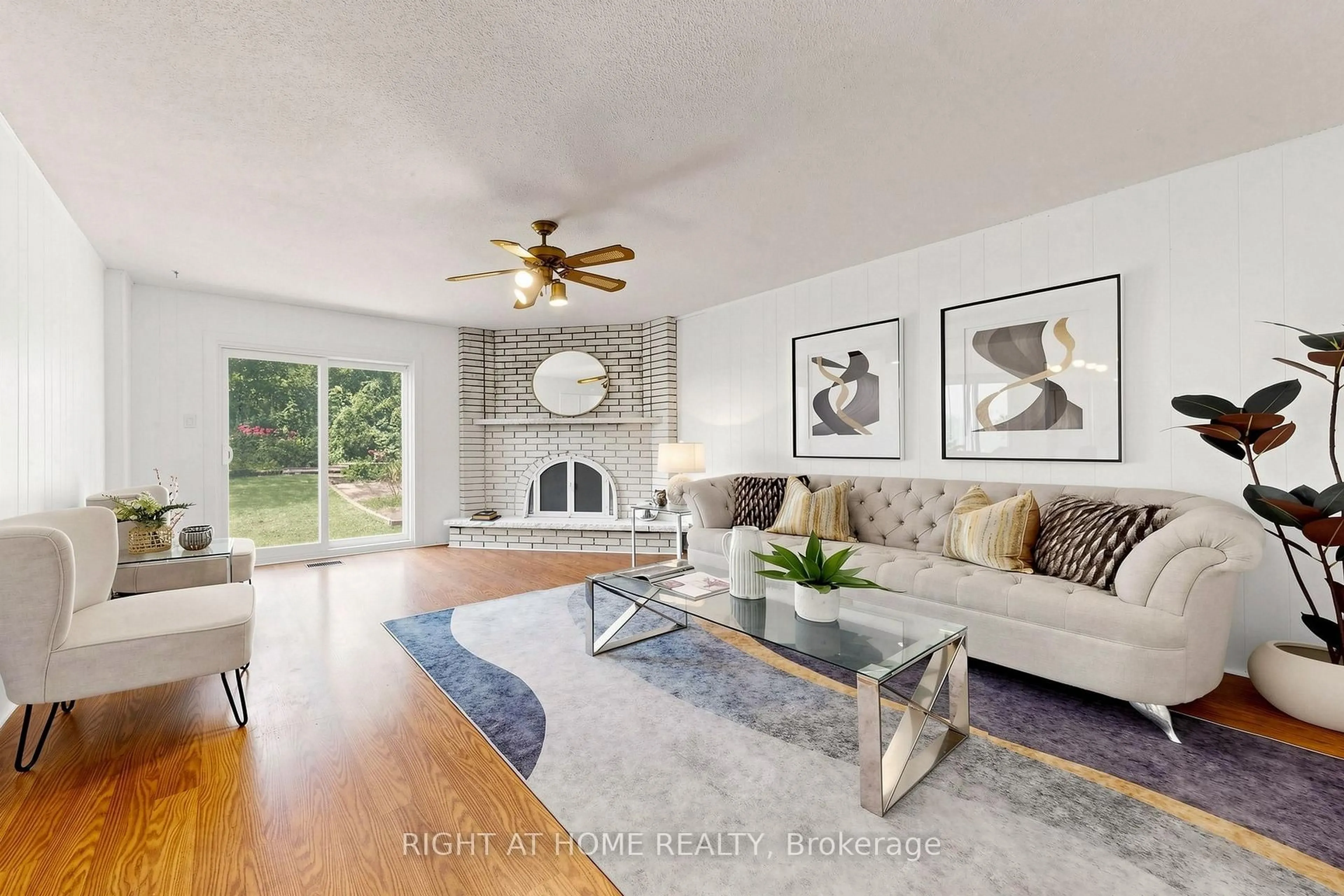 Living room with furniture, unknown for 2614 Pollard Dr, Mississauga Ontario L5C 3H1