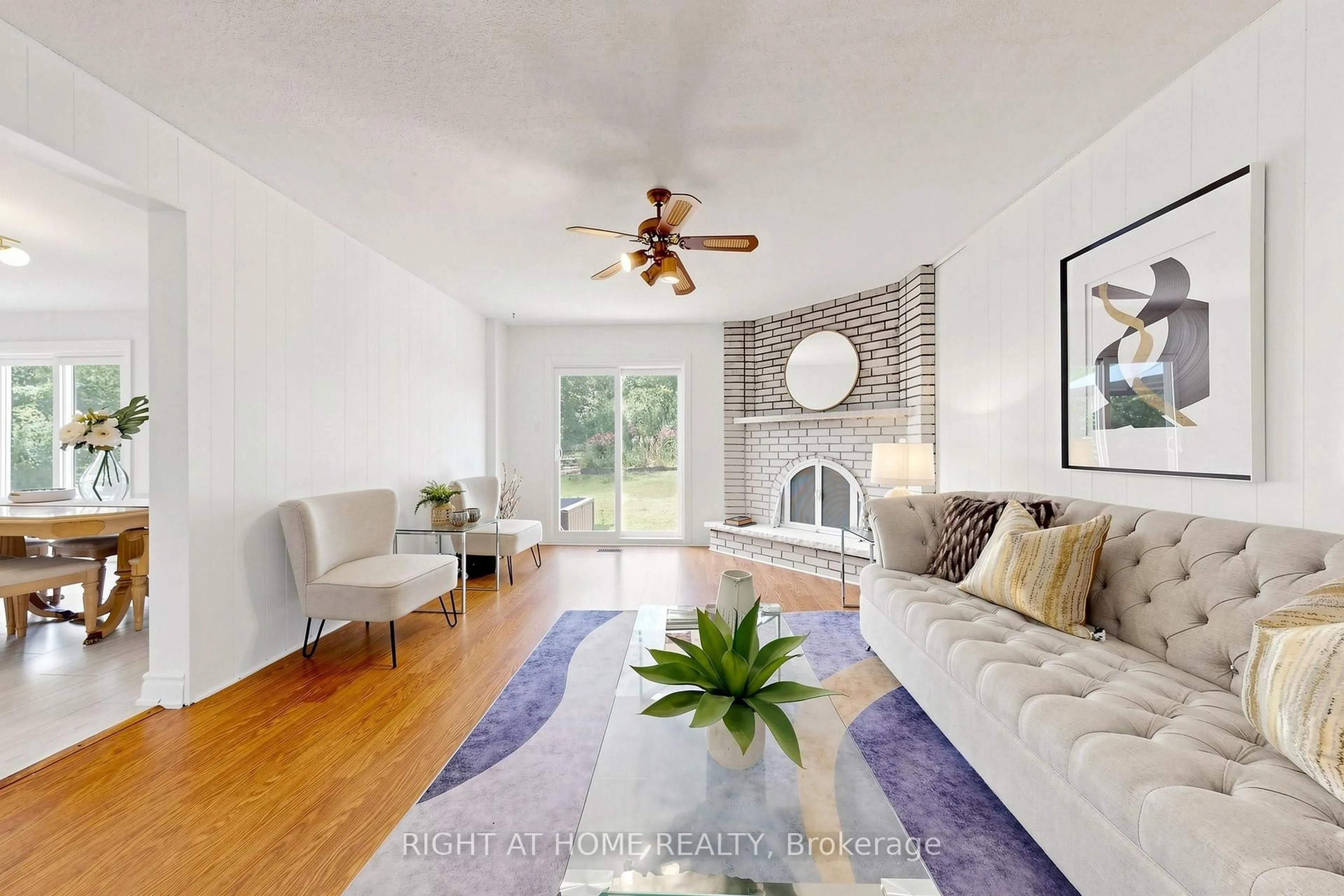 Living room with furniture, unknown for 2614 Pollard Dr, Mississauga Ontario L5C 3H1
