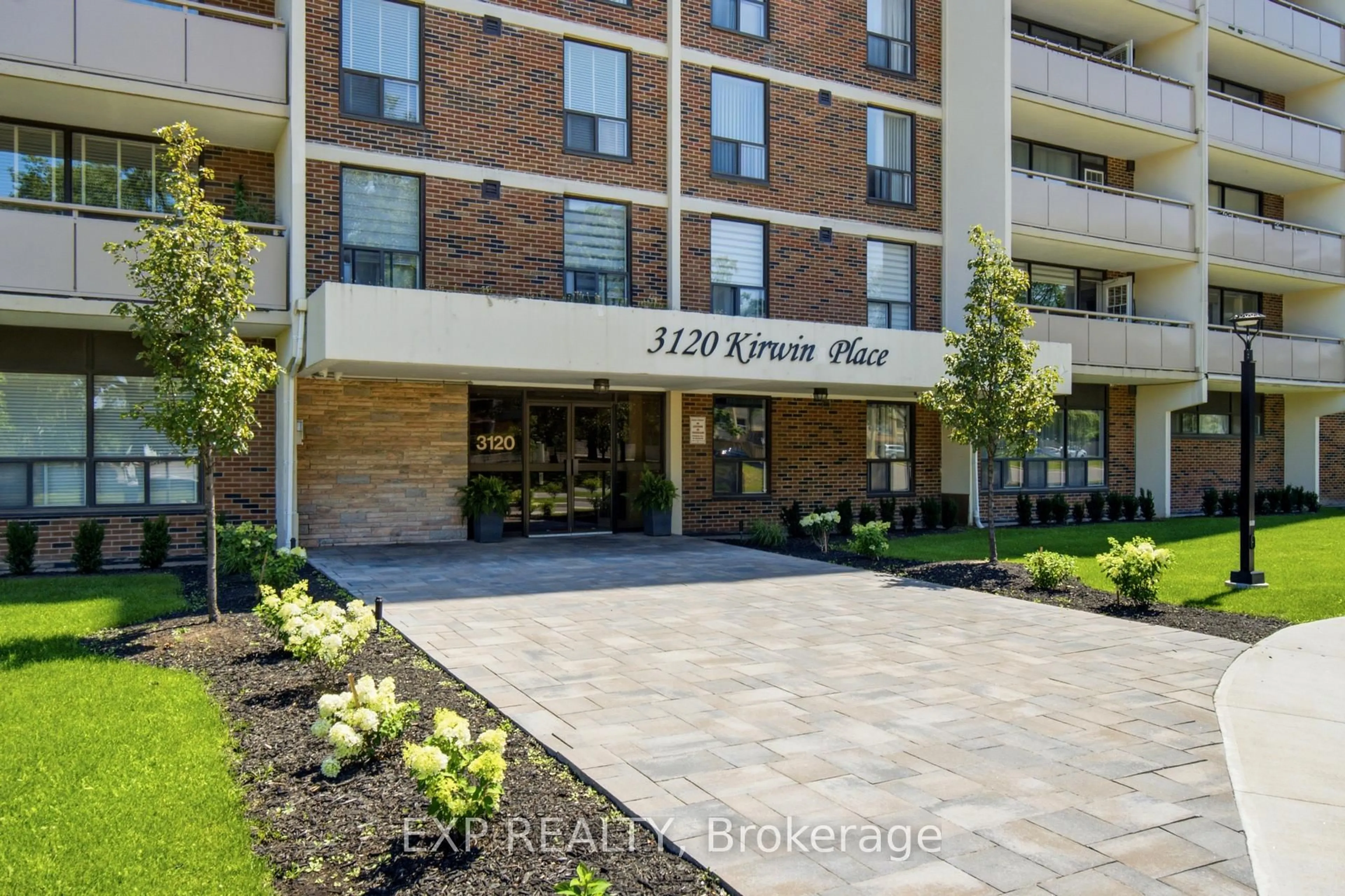 Indoor foyer for 3120 Kirwin Ave #1102, Mississauga Ontario L5A 3R2