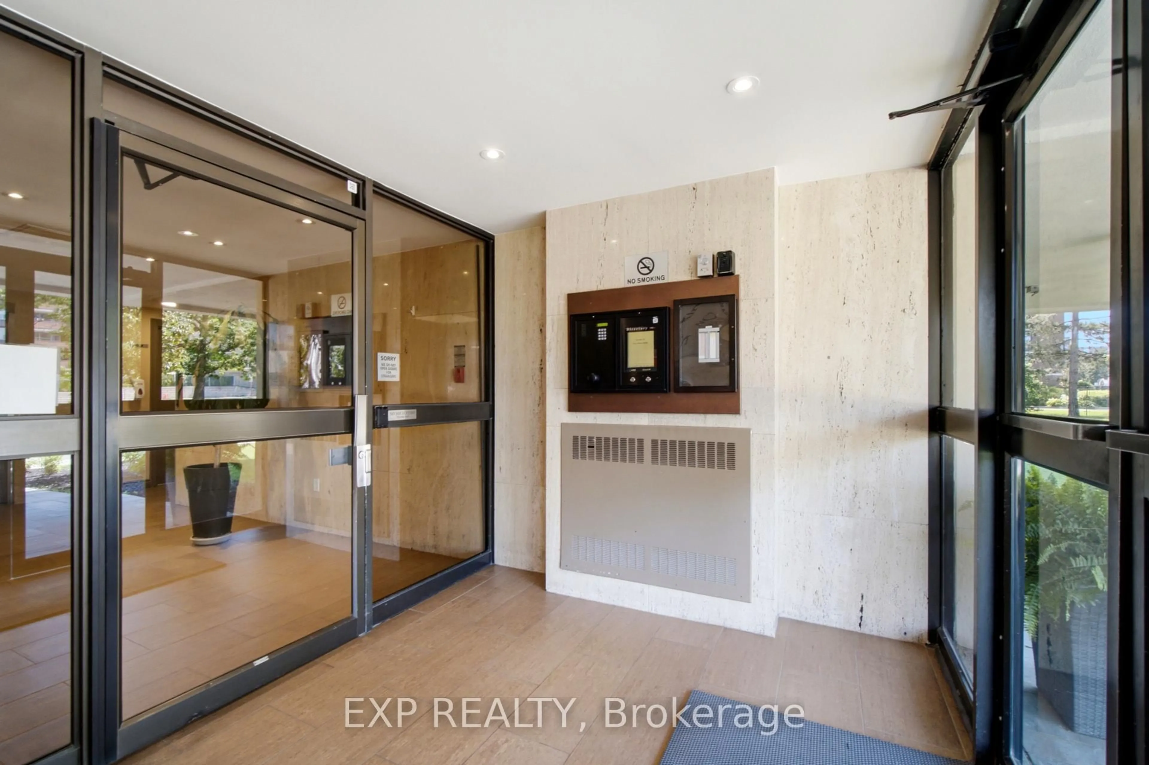 Indoor entryway for 3120 Kirwin Ave #1102, Mississauga Ontario L5A 3R2