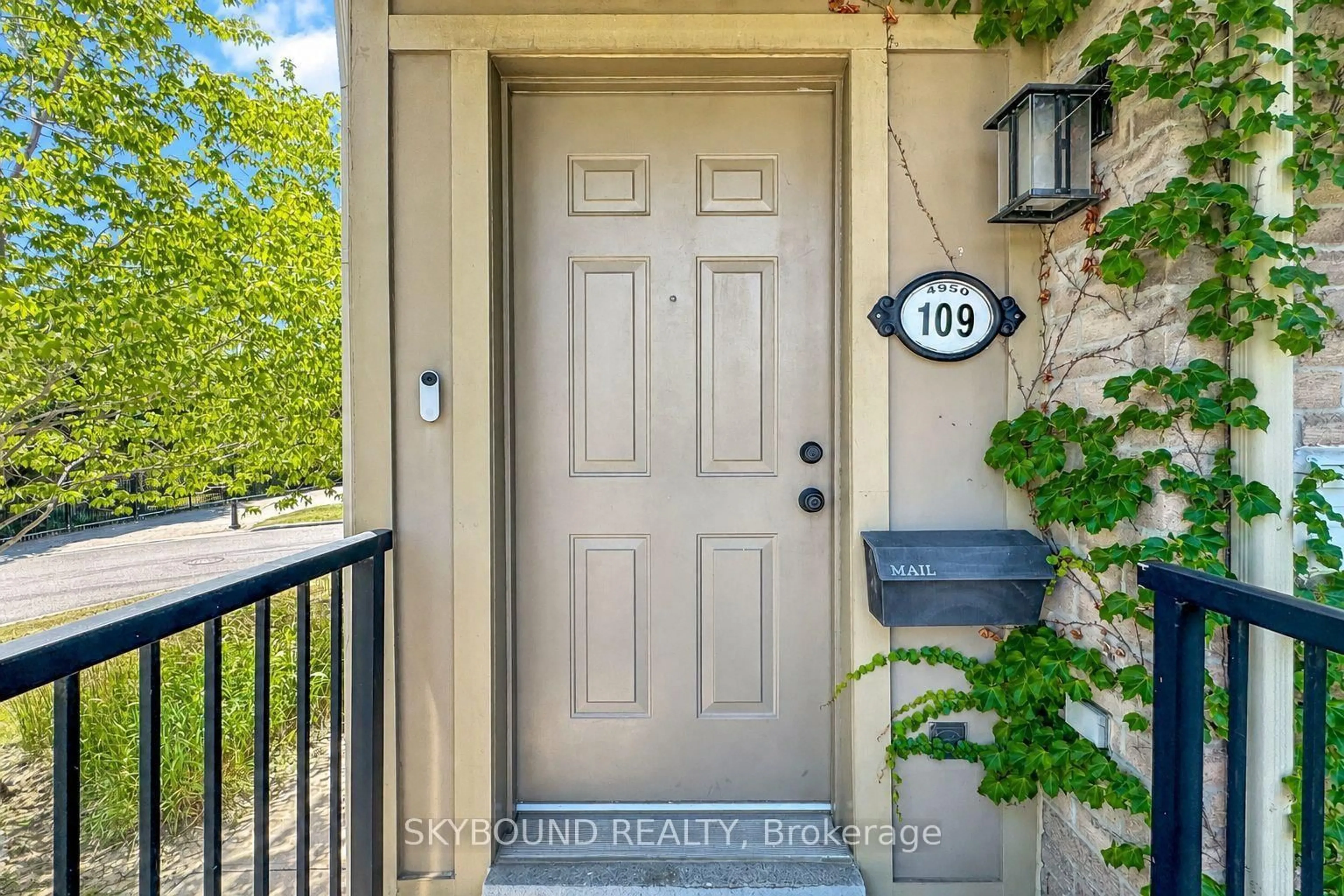 Indoor entryway for 4950 Winston Churchill Blvd #109, Mississauga Ontario L5M 8E3