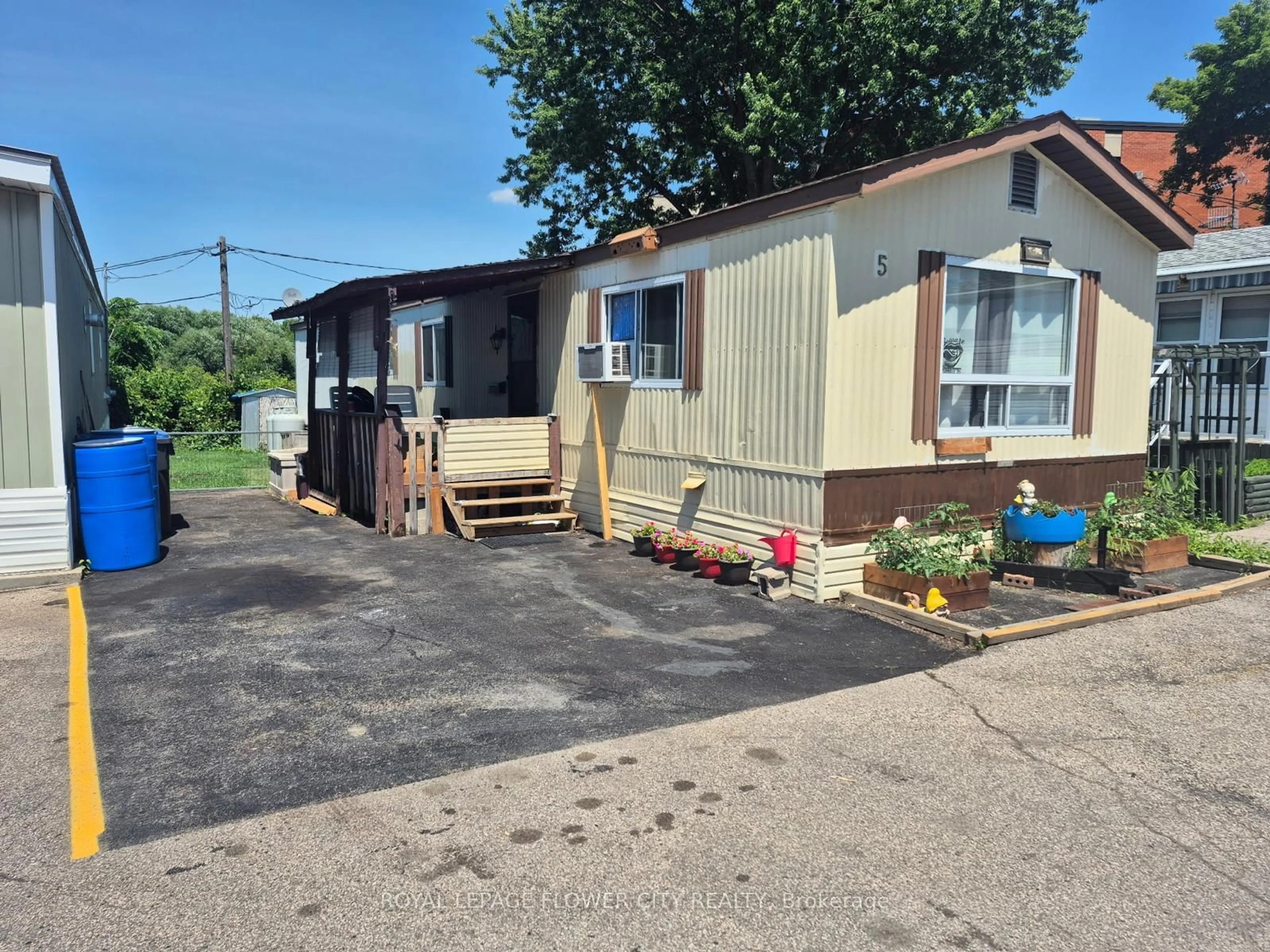 A pic from outside/outdoor area/front of a property/back of a property/a pic from drone, street for 3233 Derry Rd #5, Mississauga Ontario L4T 1A8