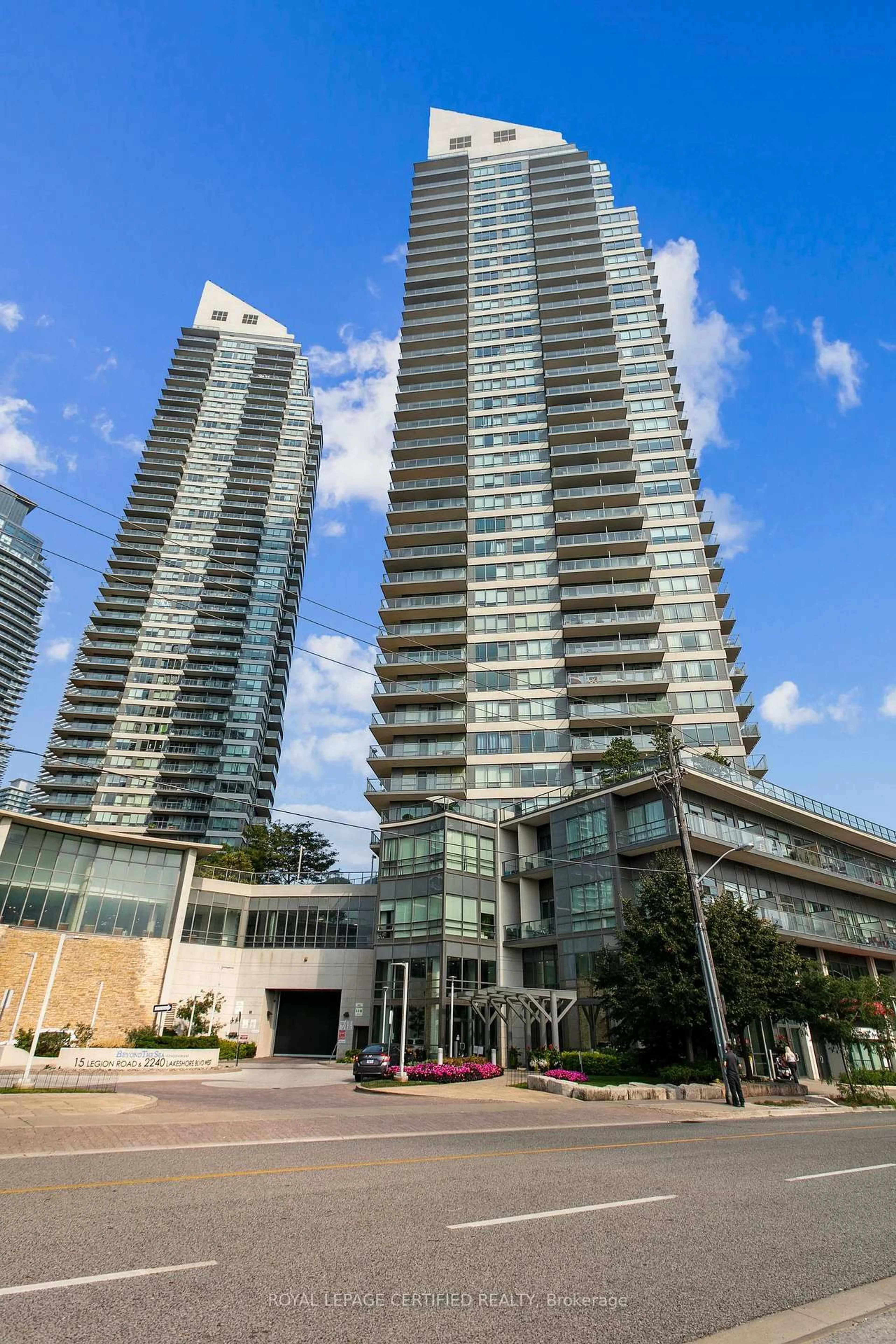 Indoor foyer for 2240 Lakeshore Blvd #1208, Toronto Ontario M8V 0B1