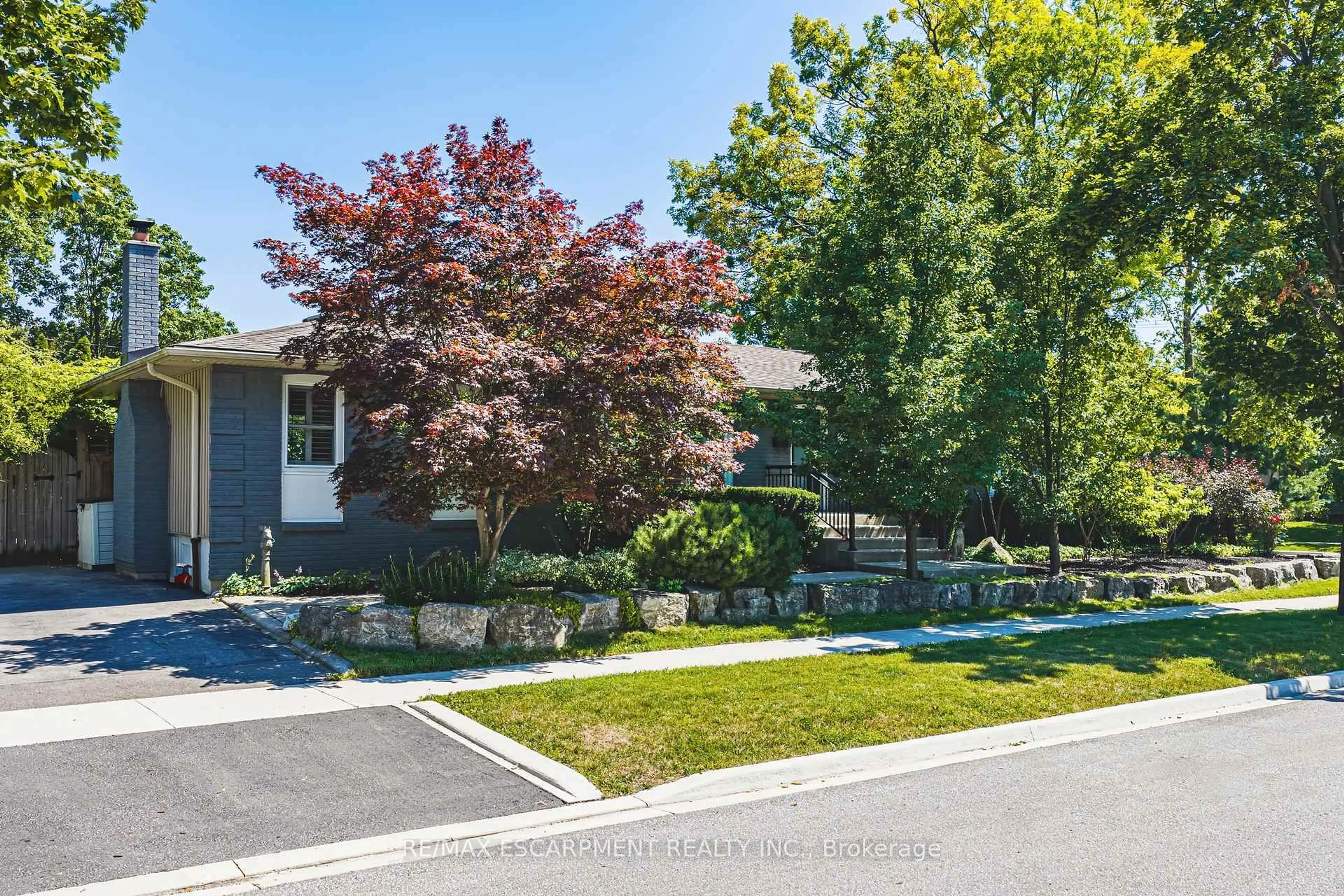 A pic from outside/outdoor area/front of a property/back of a property/a pic from drone, street for 3384 Manfred Dr, Burlington Ontario L7N 2N7