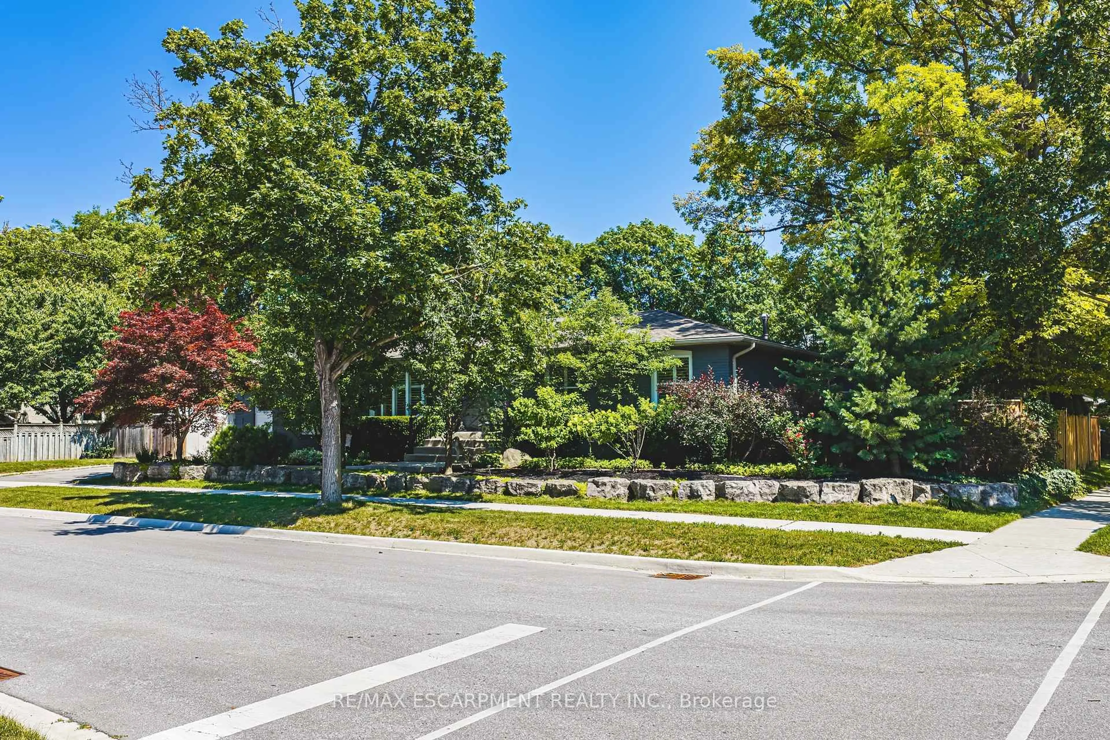 Patio, unknown for 3384 Manfred Dr, Burlington Ontario L7N 2N7