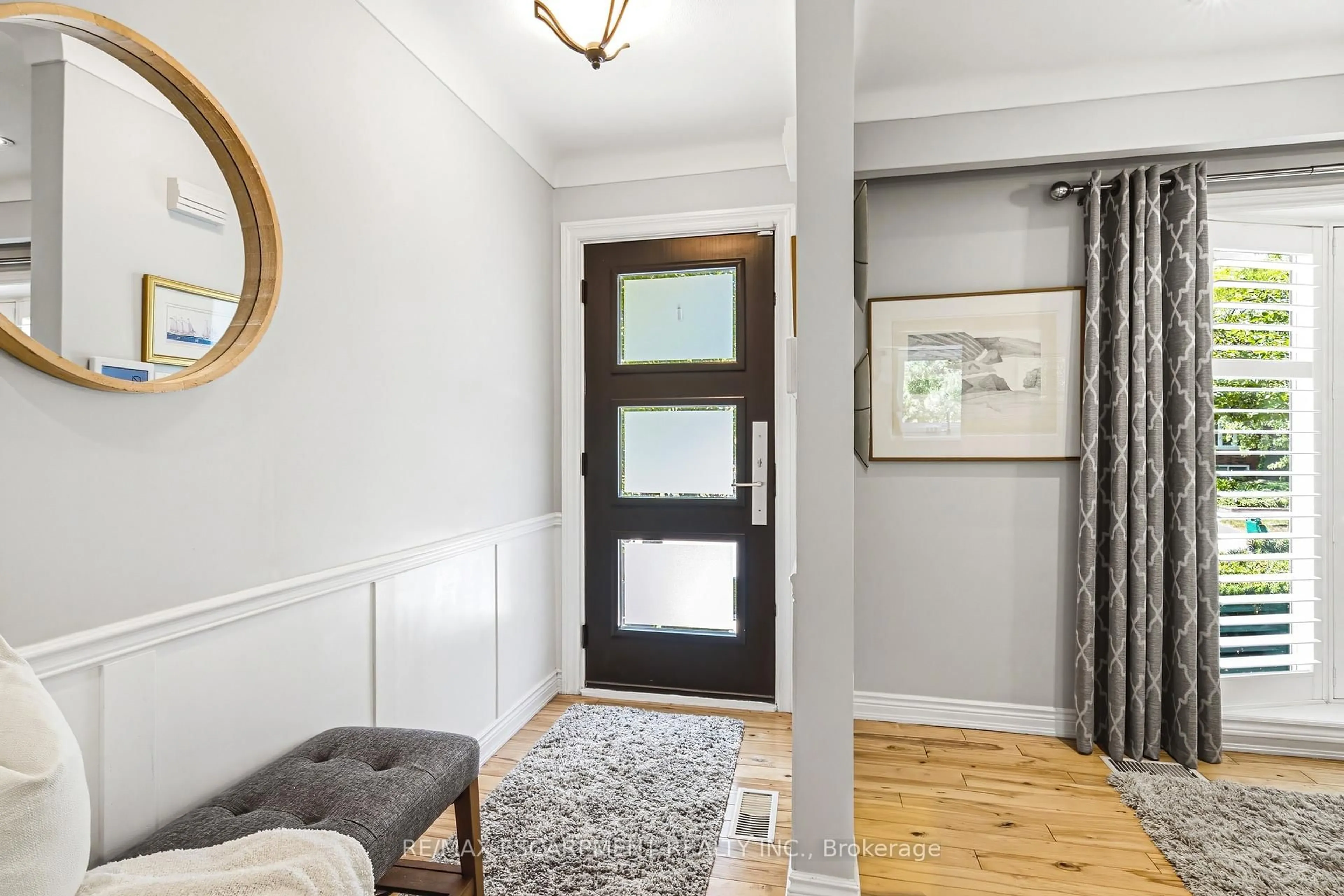 Indoor entryway for 3384 Manfred Dr, Burlington Ontario L7N 2N7