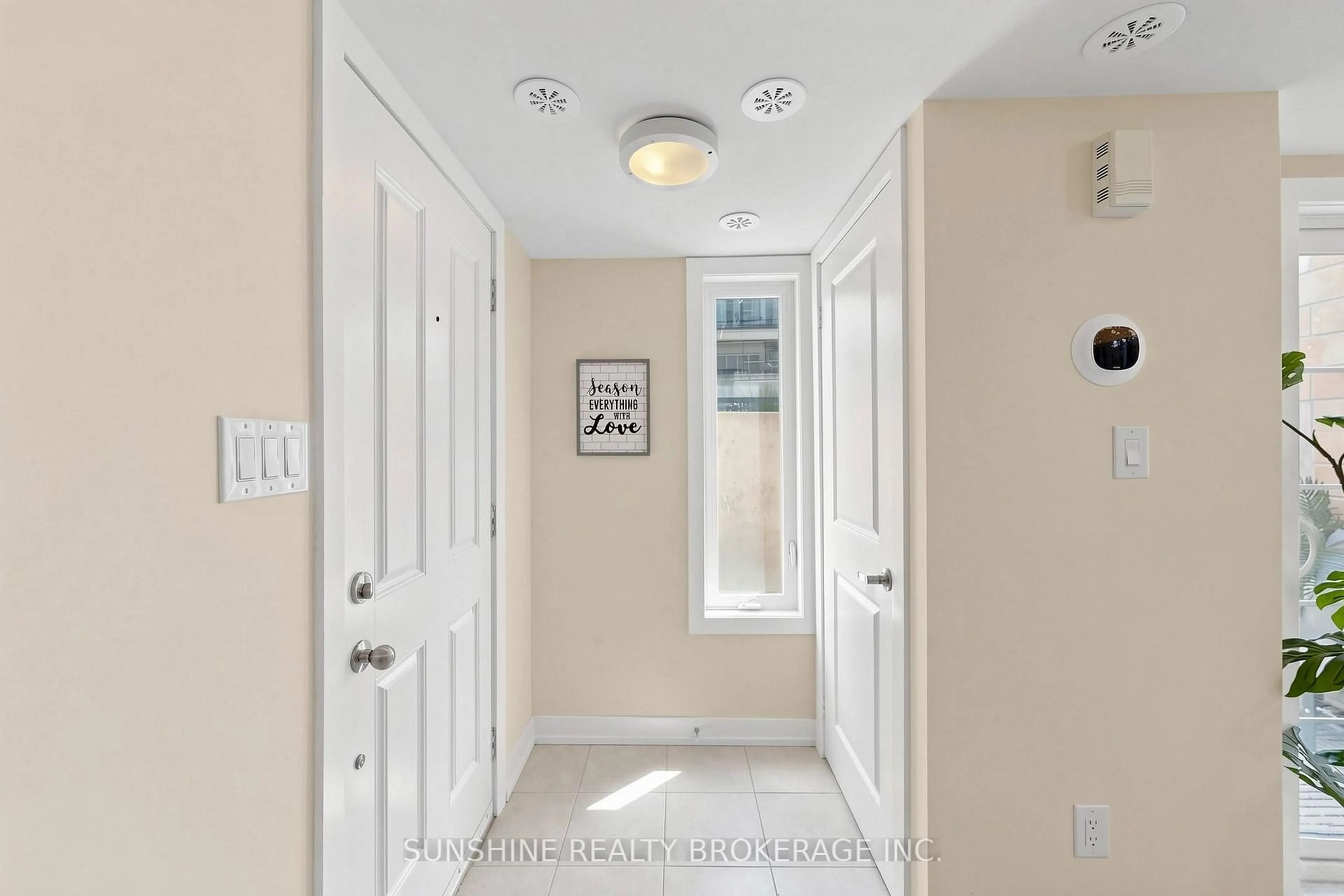 Indoor entryway for 2335 Sheppard Ave #7, Toronto Ontario M9M 0B5