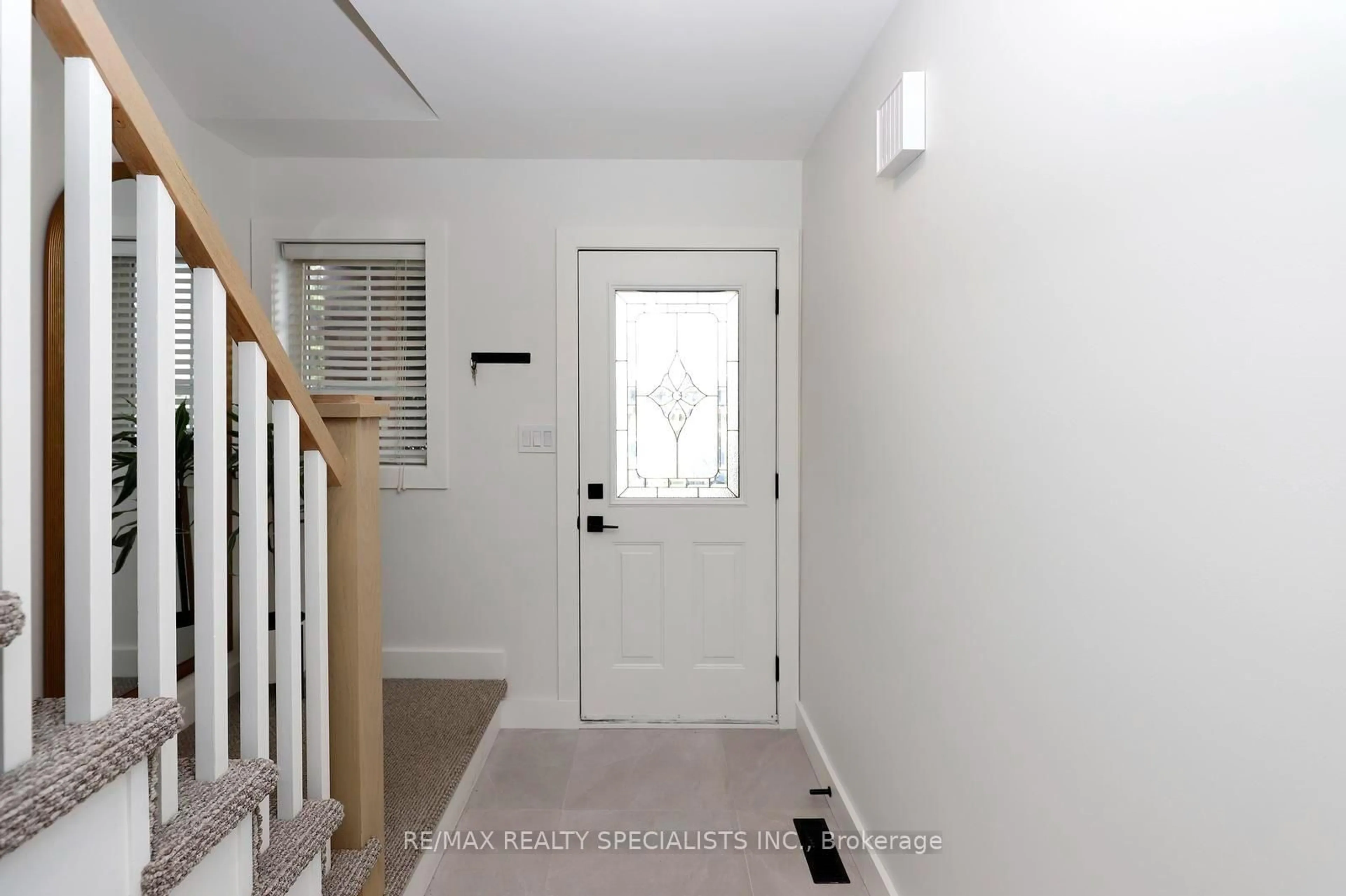 Indoor entryway for 4434 Fairview St, Burlington Ontario L7L 6S7