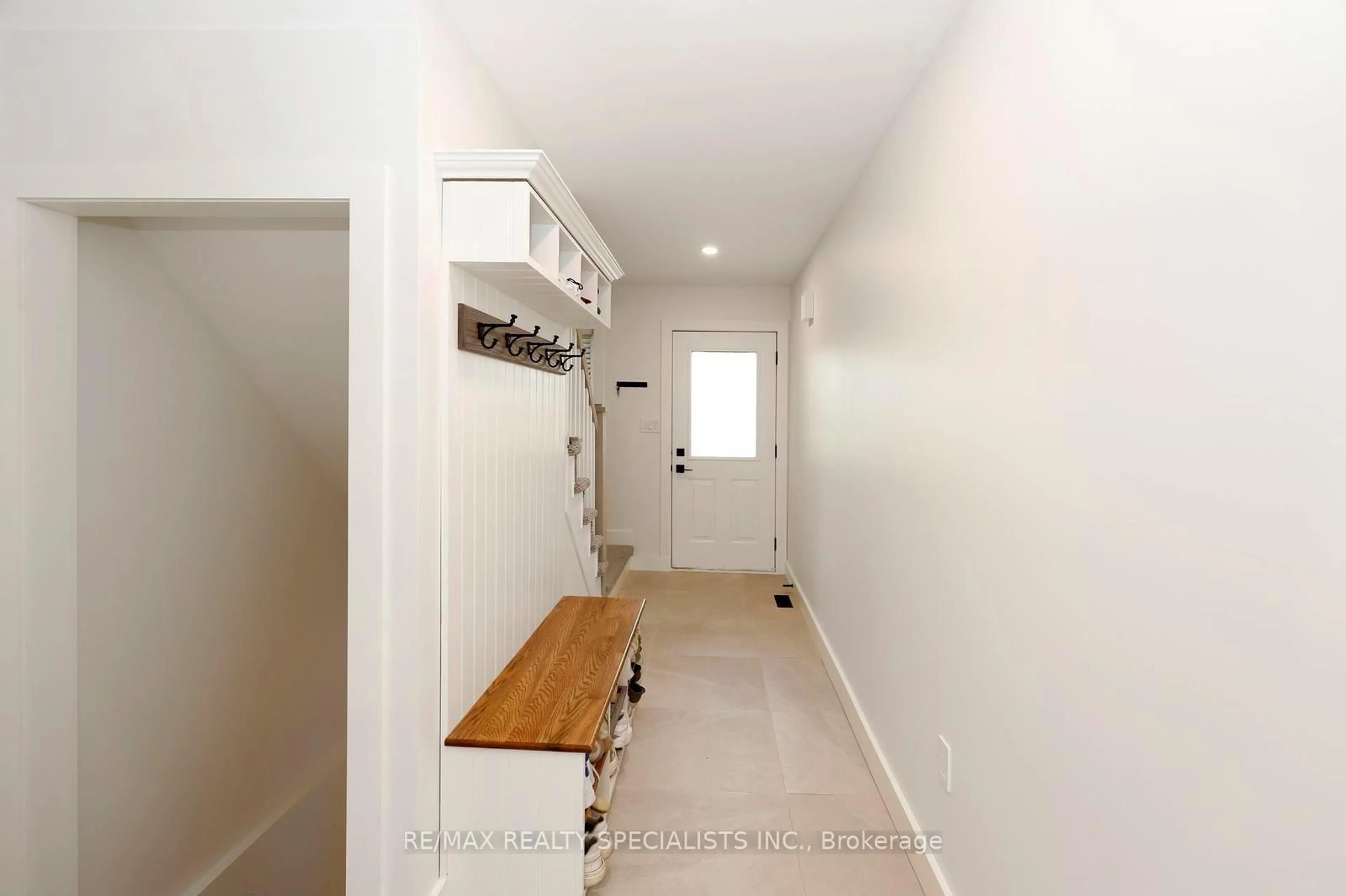 Indoor entryway for 4434 Fairview St, Burlington Ontario L7L 6S7
