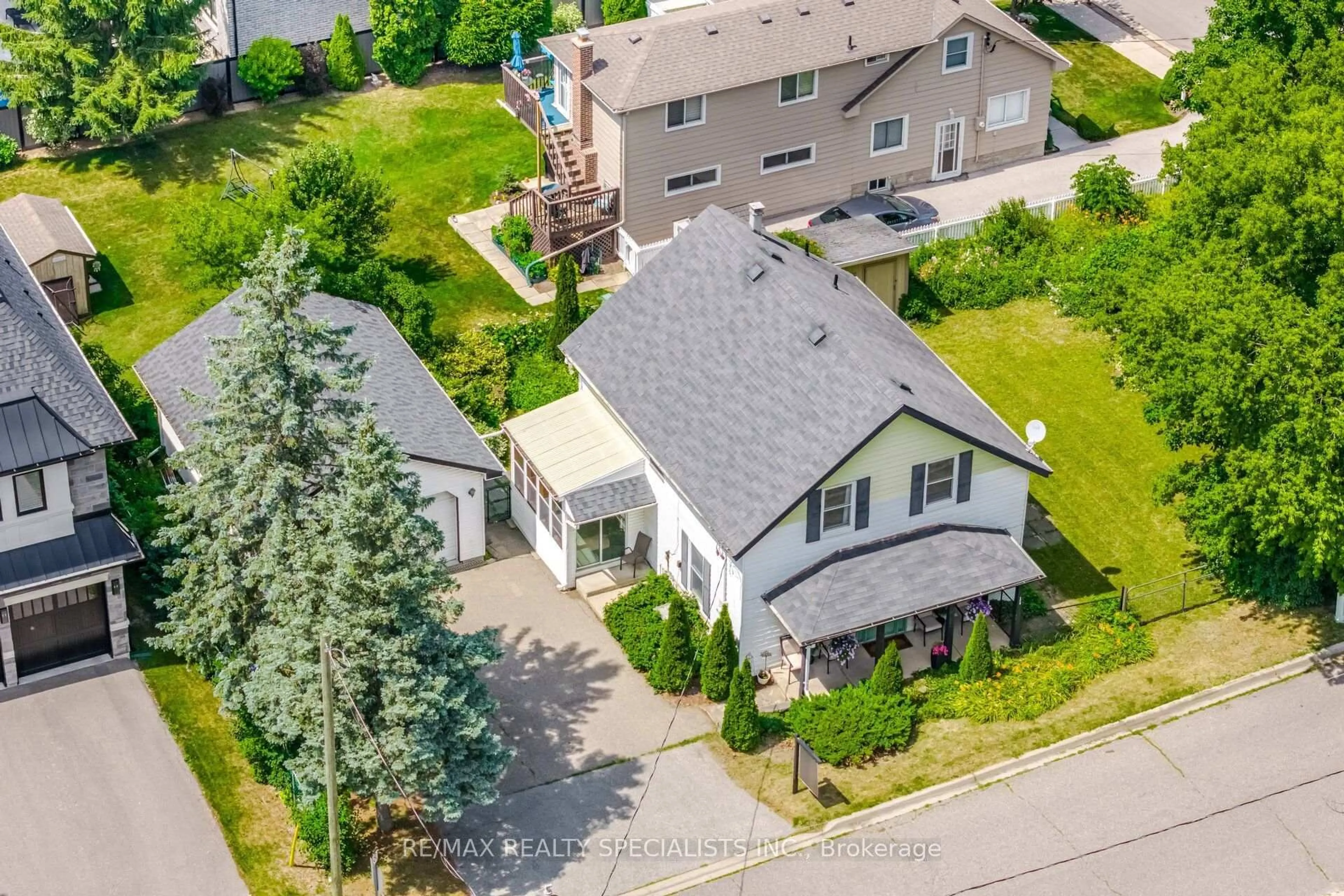 A pic from outside/outdoor area/front of a property/back of a property/a pic from drone, street for 173 Victoria St, Caledon Ontario L7E 3H5