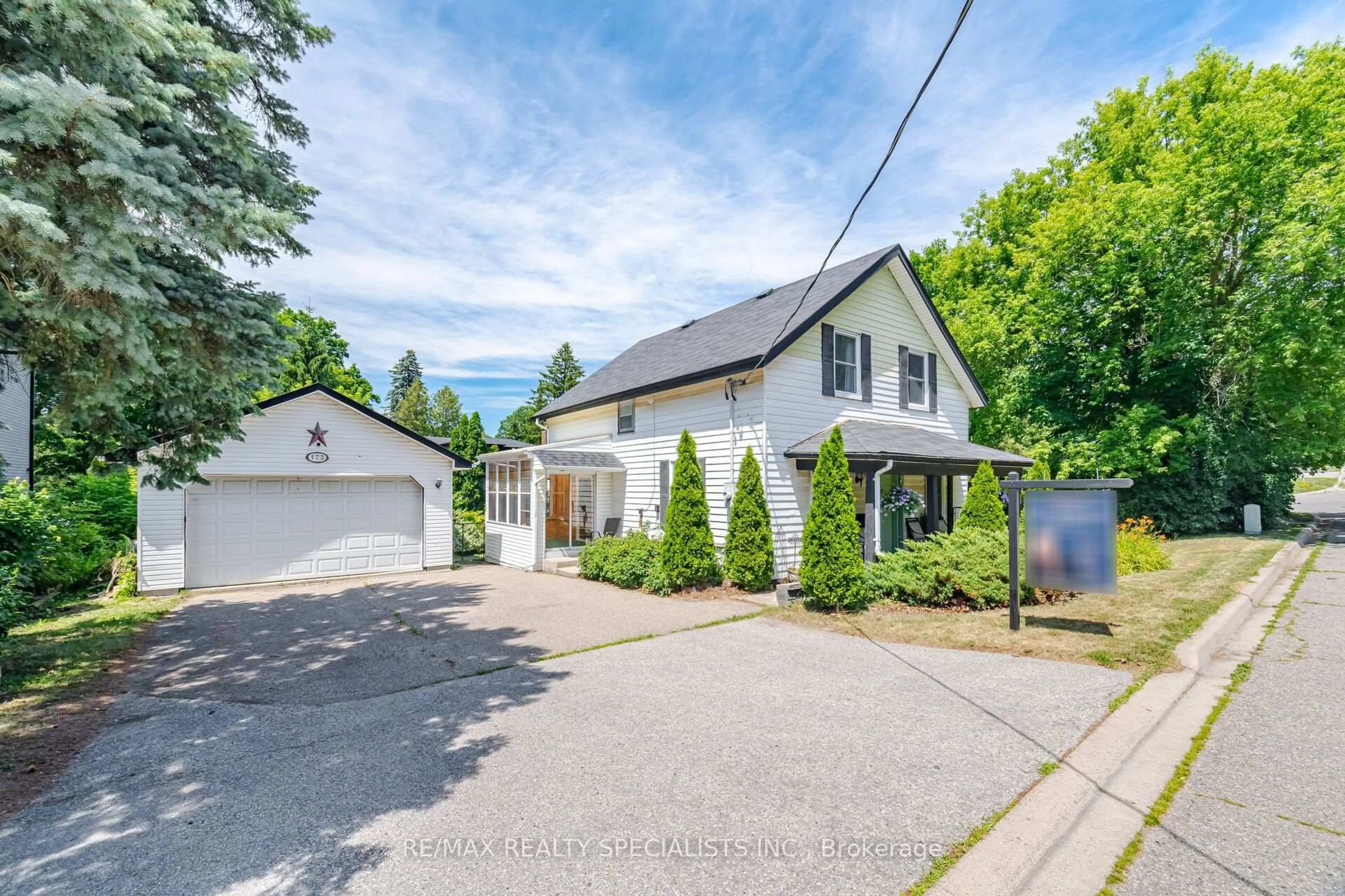 A pic from outside/outdoor area/front of a property/back of a property/a pic from drone, street for 173 Victoria St, Caledon Ontario L7E 3H5