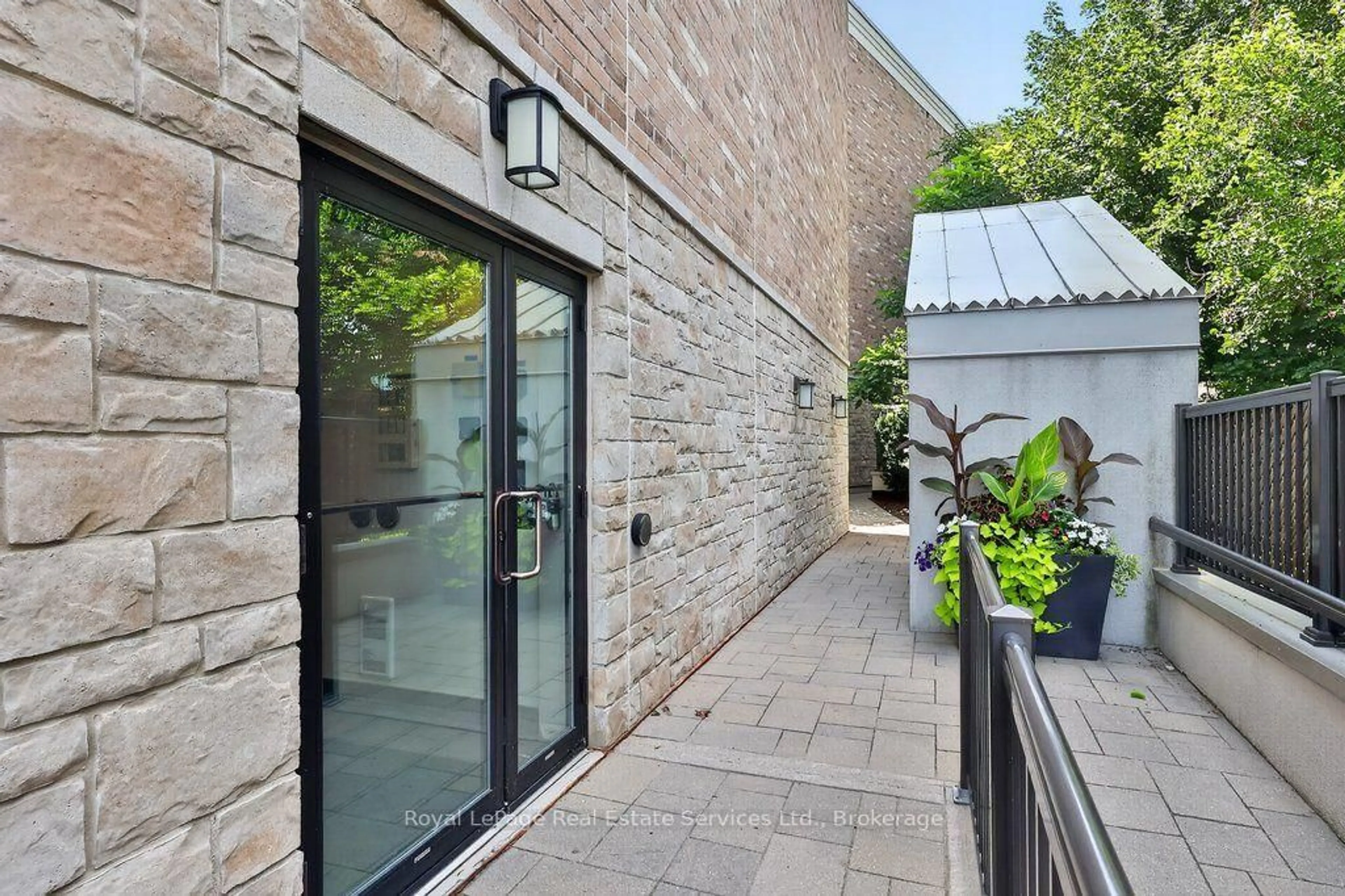 Patio, street for 73 Washington Ave #202, Oakville Ontario L6K 1W5