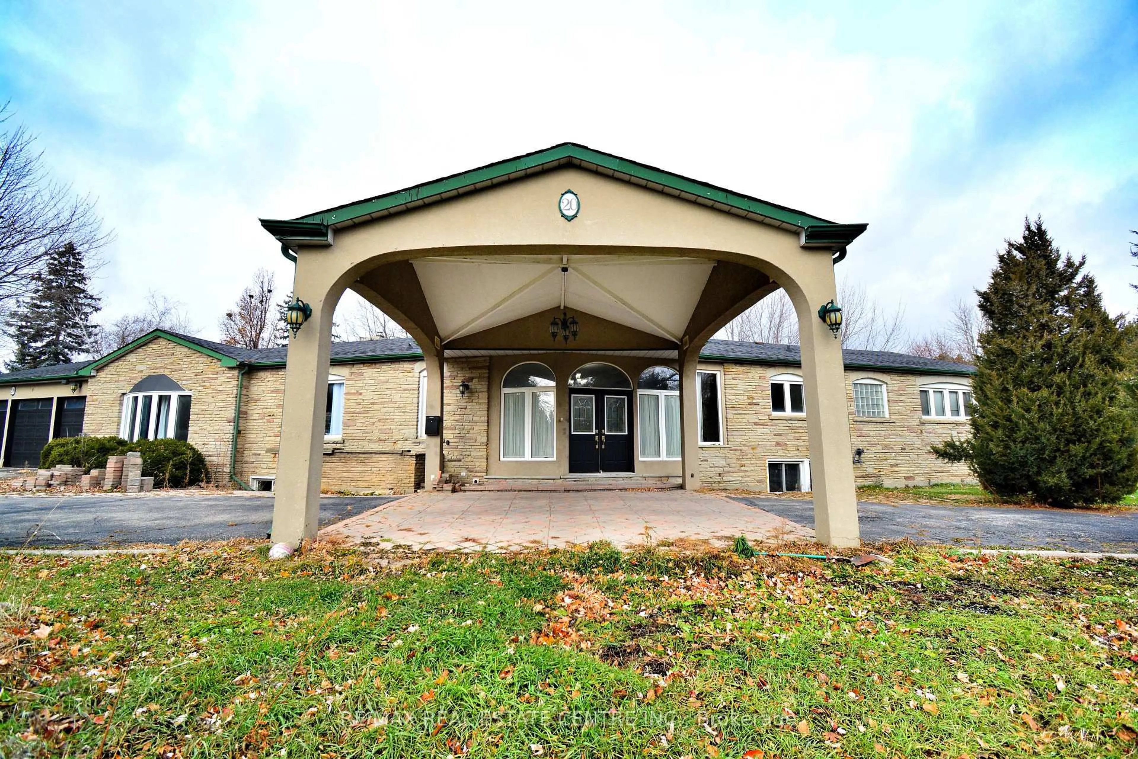 Indoor foyer for 20 Crescent Hill Dr, Brampton Ontario L6S 1C7