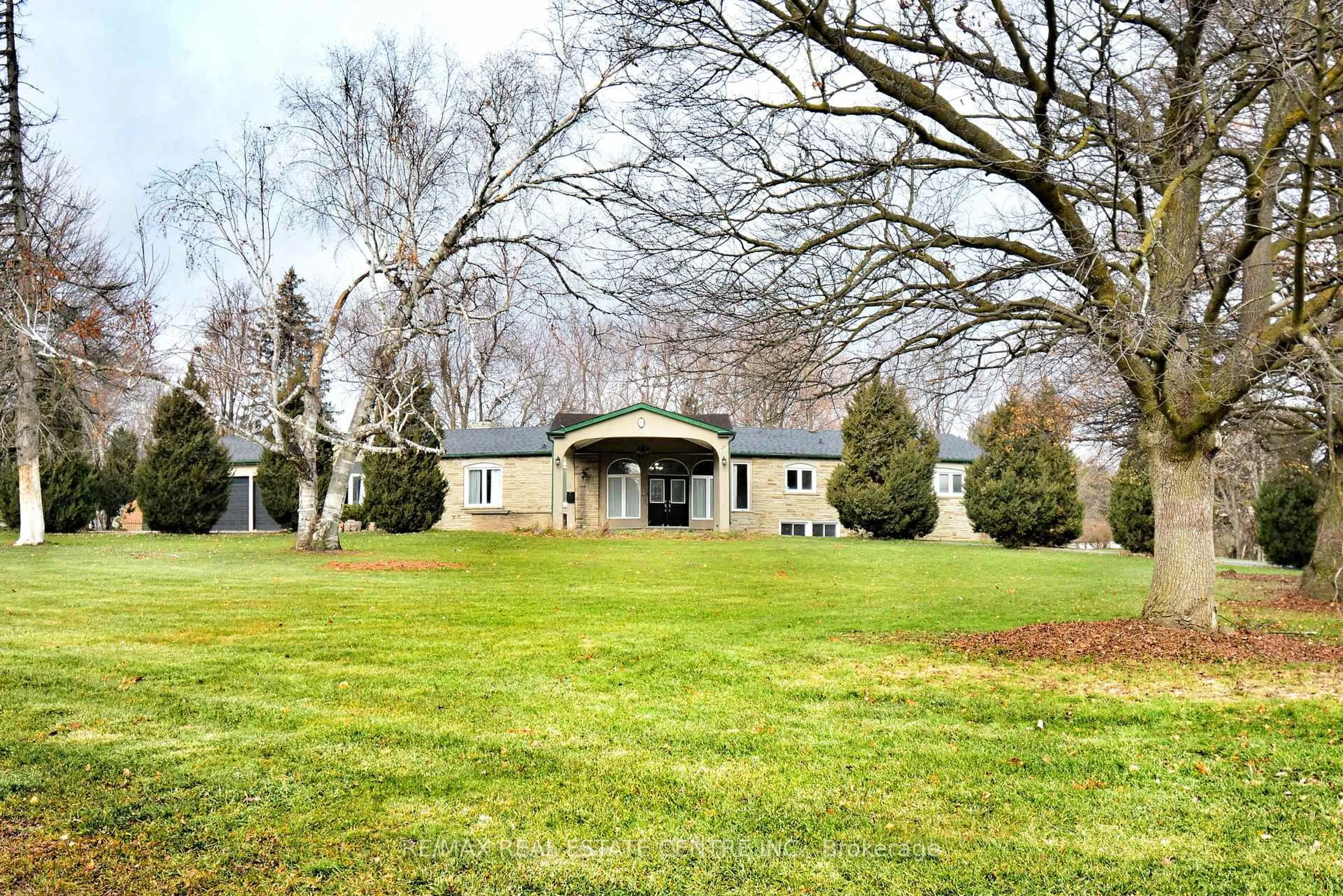 A pic from outside/outdoor area/front of a property/back of a property/a pic from drone, unknown for 20 Crescent Hill Dr, Brampton Ontario L6S 1C7