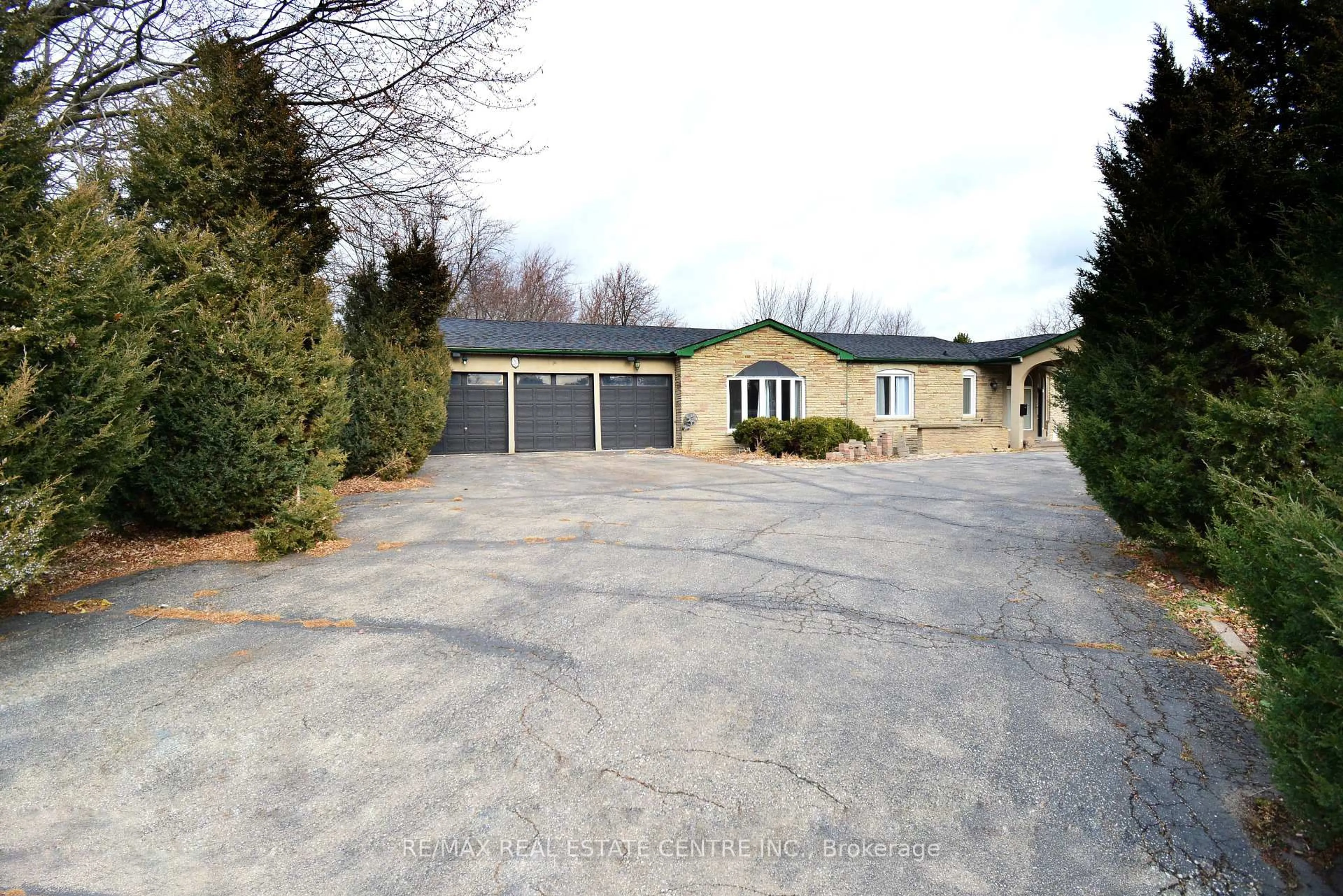 A pic from outside/outdoor area/front of a property/back of a property/a pic from drone, street for 20 Crescent Hill Dr, Brampton Ontario L6S 1C7