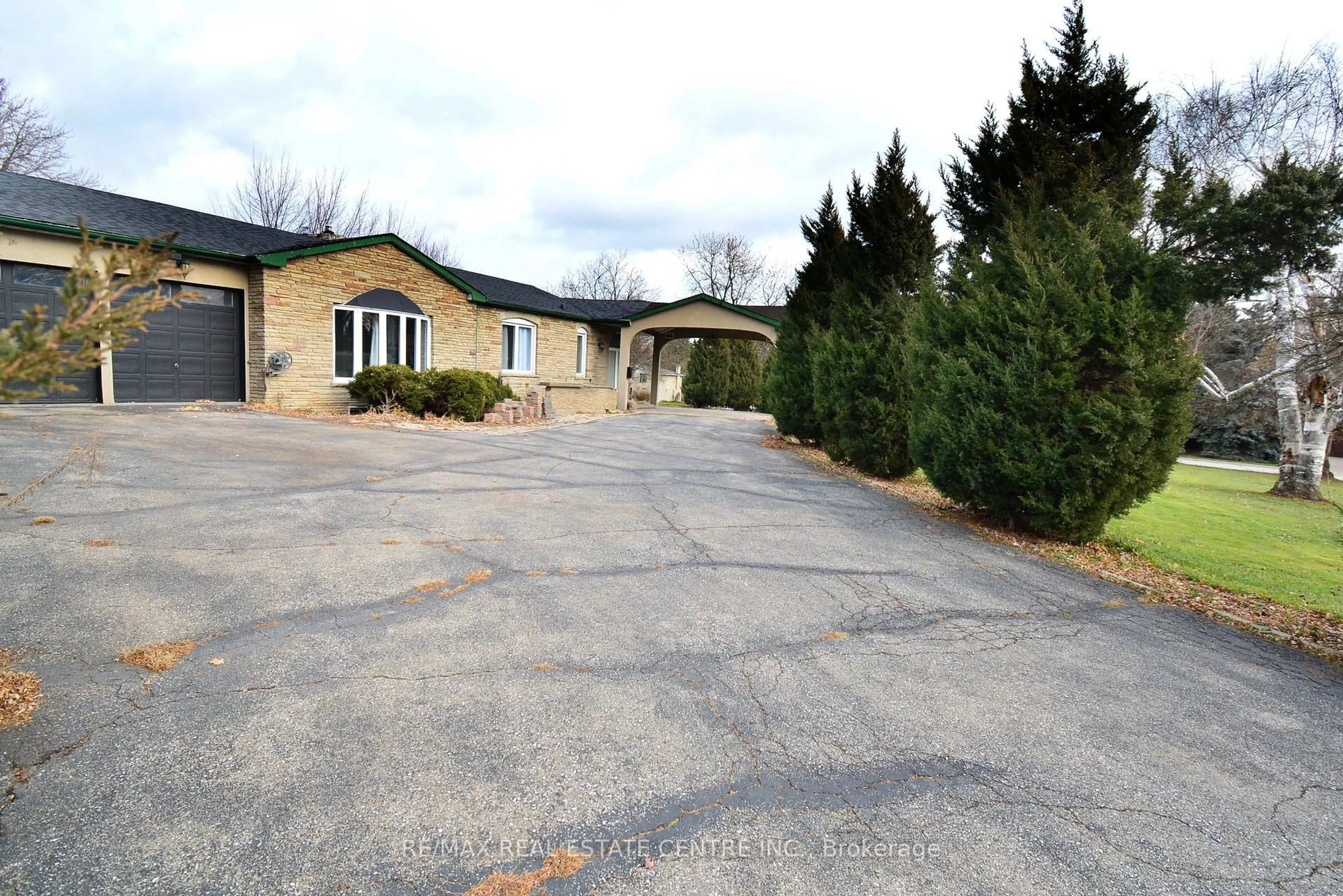 A pic from outside/outdoor area/front of a property/back of a property/a pic from drone, unknown for 20 Crescent Hill Dr, Brampton Ontario L6S 1C7