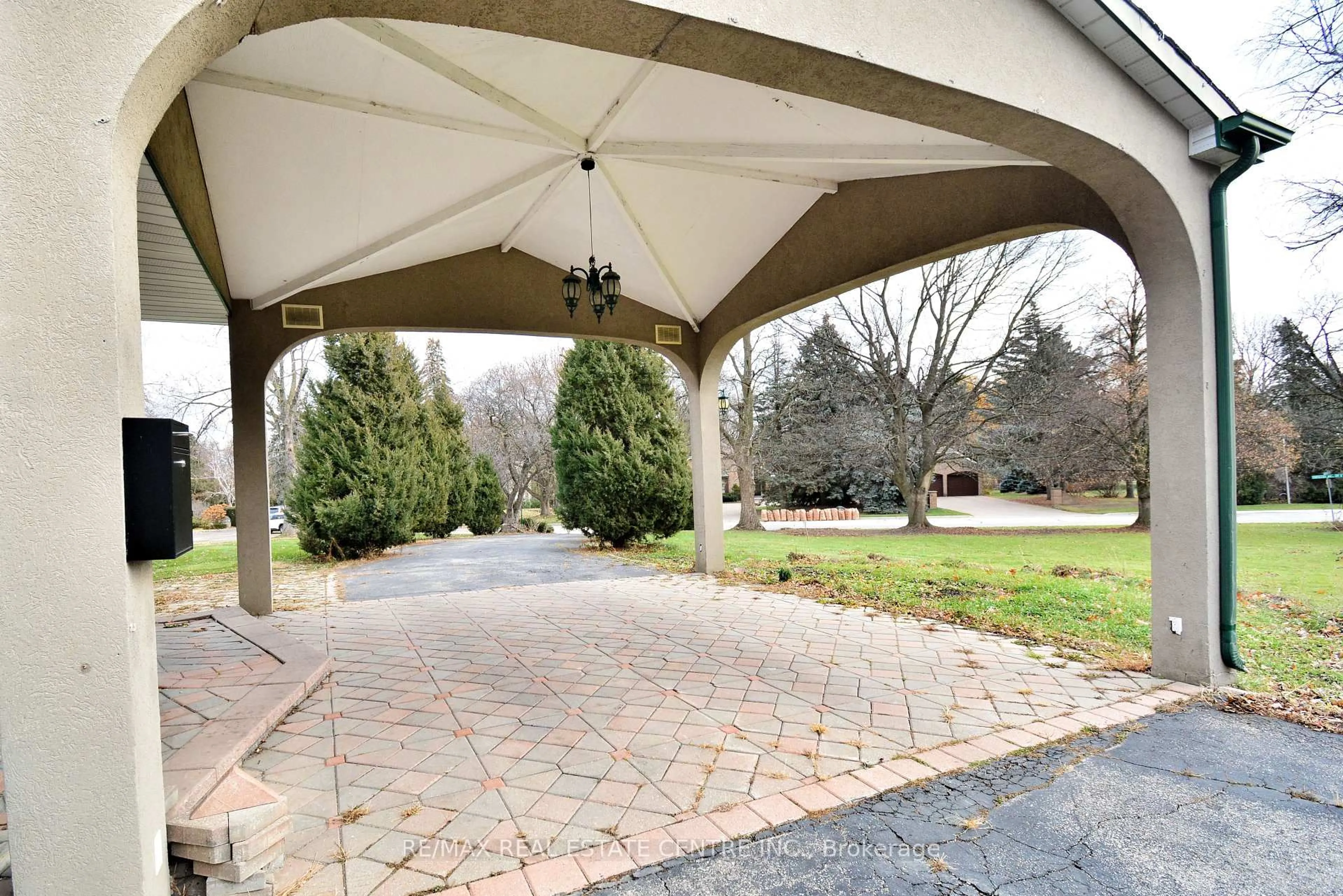 Patio, street for 20 Crescent Hill Dr, Brampton Ontario L6S 1C7